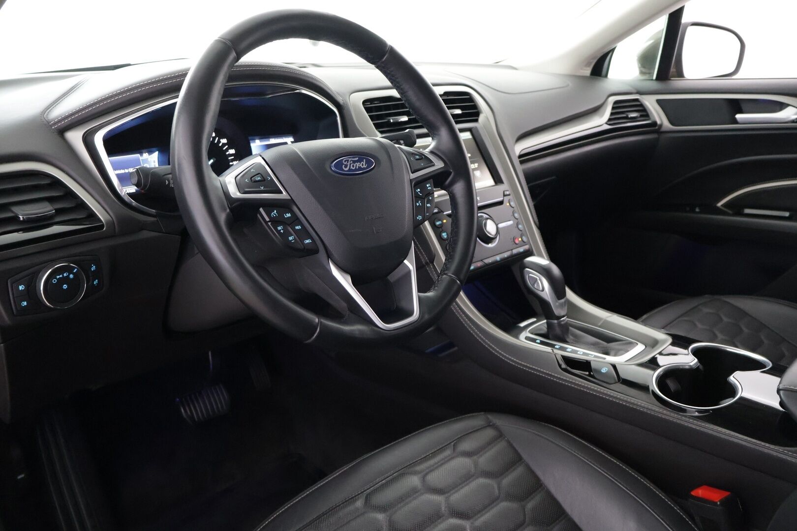 Ford Mondeo Vignale 2016 2,0 187hv Hybrid eCVT HEV - Kamera | Upeat nahat | Kuskin penkki muistilla | Sony premium audio | Navigointi | lämm. tuulilasi