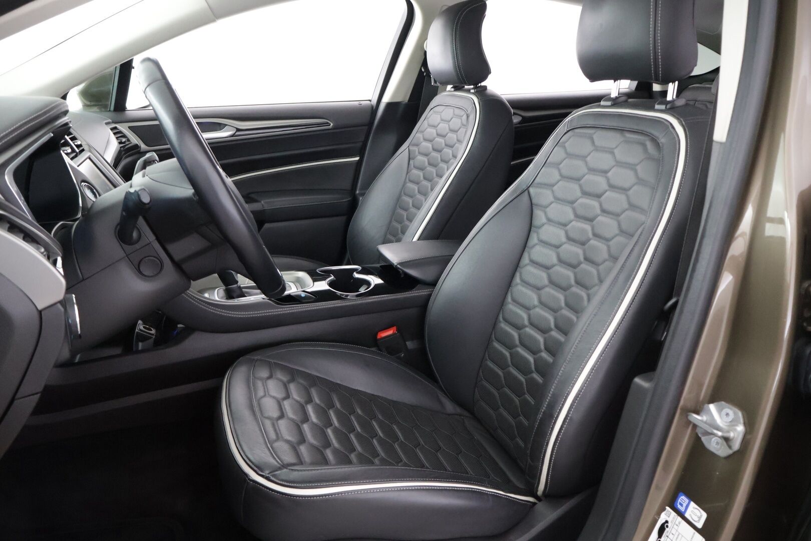 Ford Mondeo Vignale 2016 2,0 187hv Hybrid eCVT HEV - Kamera | Upeat nahat | Kuskin penkki muistilla | Sony premium audio | Navigointi | lämm. tuulilasi