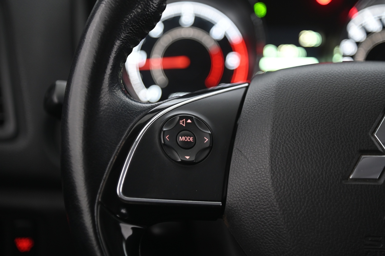 Mitsubishi ASX 2015 1,6 Di-D AS&G Invite 4WD 6MT - | Vetokoukku | Lohko | P.tutka | 1-Om. Suomiauto | 2x renkaat alumiinivanteilla |