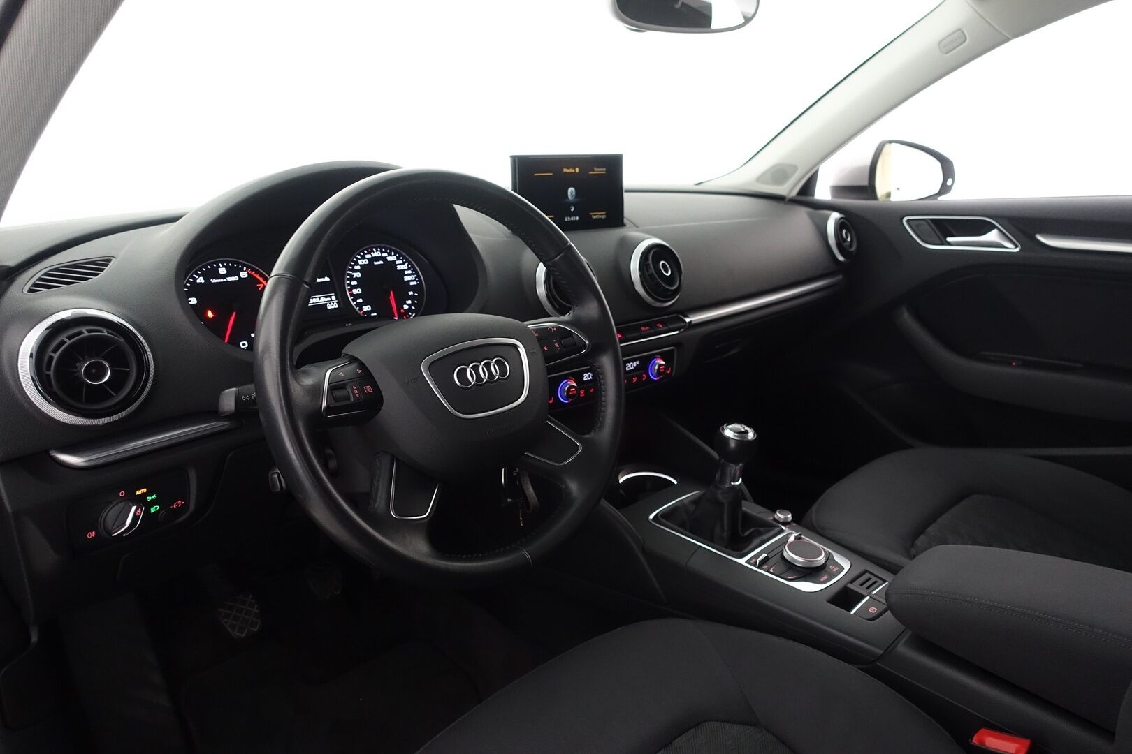Audi A3 2015 Sedan Business 1,4 TFSI 92 kW - | Merkkihuollettu | Xenon | Tutkat | Vetokoukku | Bluetooth | Vakkari | Suomi-auto