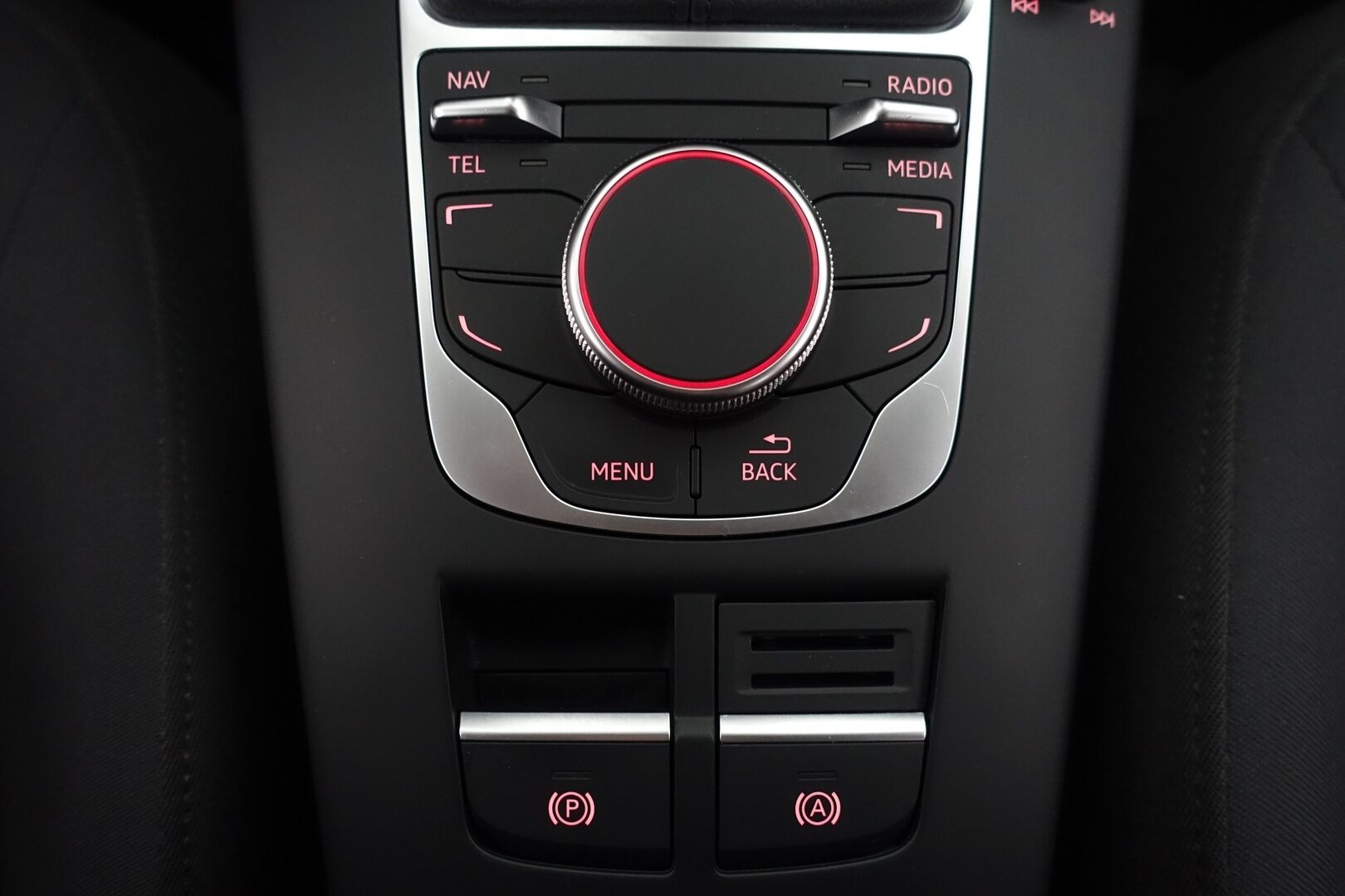 Audi A3 2015 Sedan Business 1,4 TFSI 92 kW - | Merkkihuollettu | Xenon | Tutkat | Vetokoukku | Bluetooth | Vakkari | Suomi-auto