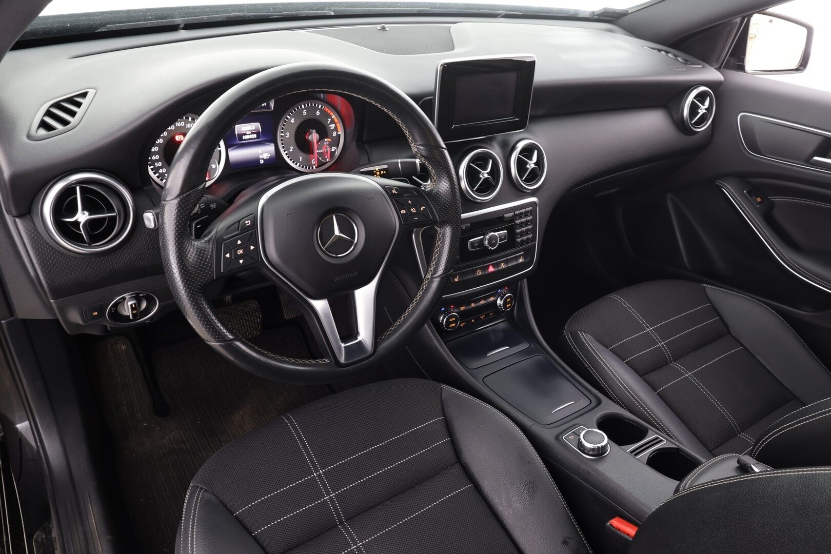 Mercedes-Benz A 2015 180 BE A Summer Edition * Vakkari / Koukku / Xenon / Puolinahat / P.Kamera * * - Suomi.auto / Kahdet renkaat - HULLUT JOULUT KORKOTARJOUS 2,49% 