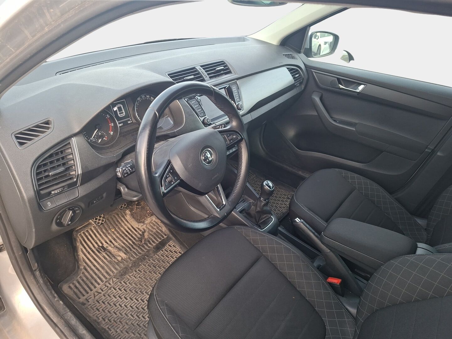 Skoda Fabia 2015 Combi 1,2 TSI 90 Style - Suomi-auto | Juuri huollettu | Vakkari | AppleCarPlay | Tutkat edessä ja takana | 2 x Avain | 2x Renkaat |
