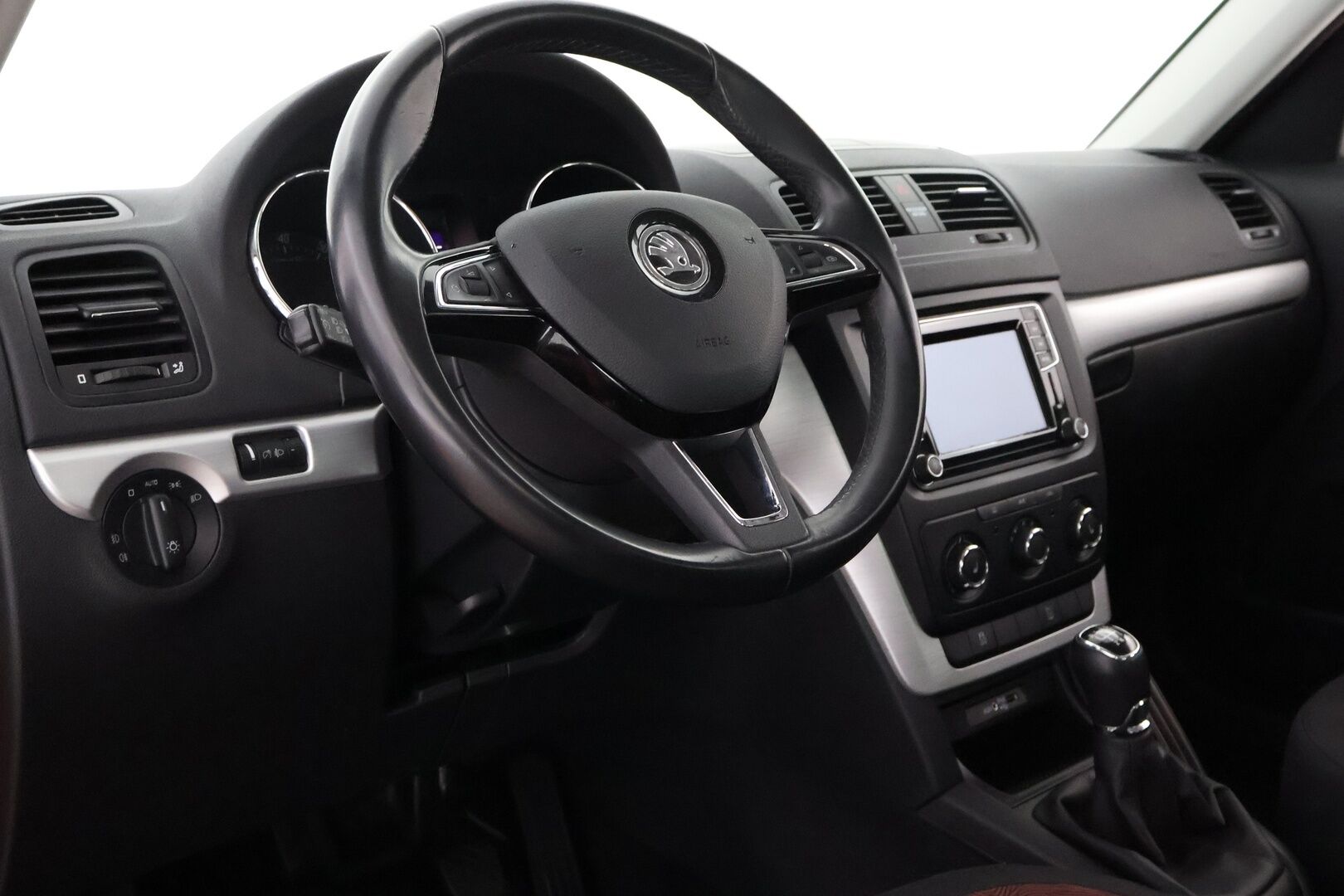 Skoda Yeti 2015 1,2 TSI Ambition - 1OM Suomiauto / Facelift / Navi / Peruutuskamera / Vetokoukku / Lohko & Sisäpistoke / Vakkari / Hyvät varusteet!
