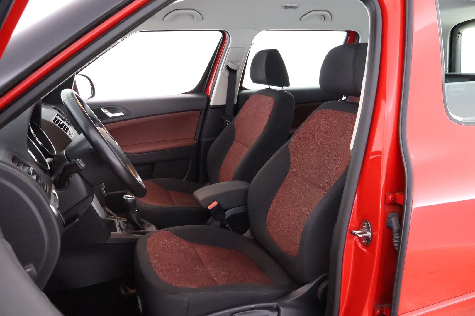 Skoda Yeti 2015 1,2 TSI Ambition - 1OM Suomiauto / Facelift / Navi / Peruutuskamera / Vetokoukku / Lohko & Sisäpistoke / Vakkari / Hyvät varusteet!
