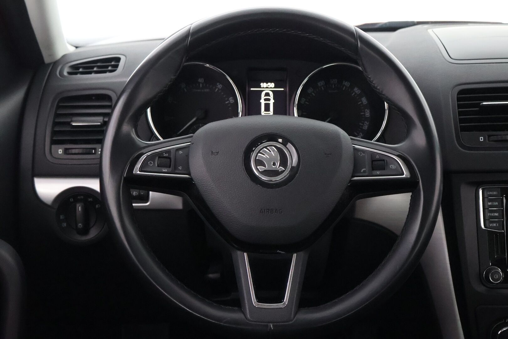 Skoda Yeti 2015 1,2 TSI Ambition - 1OM Suomiauto / Facelift / Navi / Peruutuskamera / Vetokoukku / Lohko & Sisäpistoke / Vakkari / Hyvät varusteet!