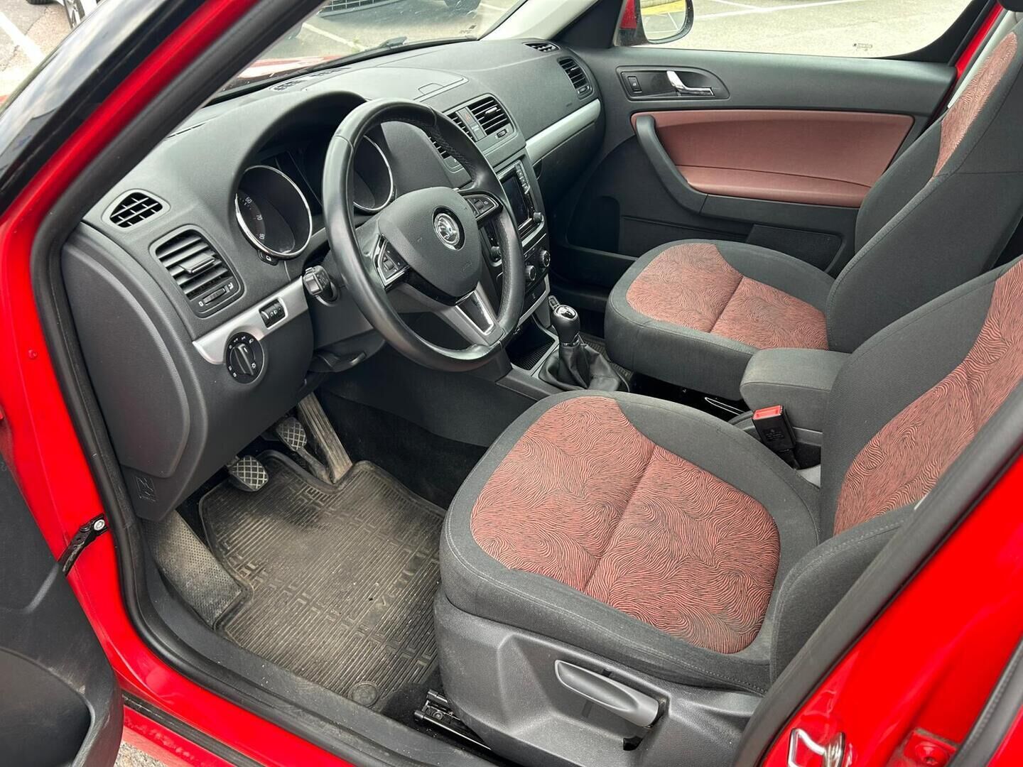 Skoda Yeti 2015 1,2 TSI Ambition - 1OM Suomiauto / Facelift / Navi / Peruutuskamera / Vetokoukku / Lohko & Sisäpistoke / Vakkari / Hyvät varusteet!