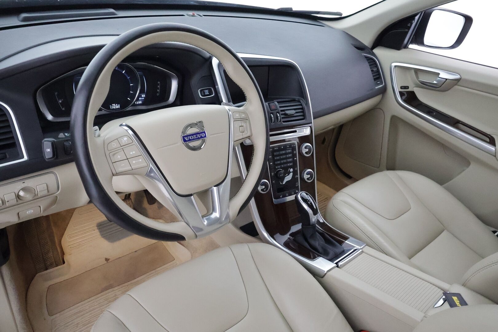Volvo XC60 2016 D4 AWD Summum aut / Adapt.vak / Vetokoukku / Webasto / Muistipenkki / Huippuvarusteltu! - Merkkihuollettu / Jakopää vaihdettu / Ilman AD Blue järjestelmää / VOC / Aktiiviset kaarrevalot / 