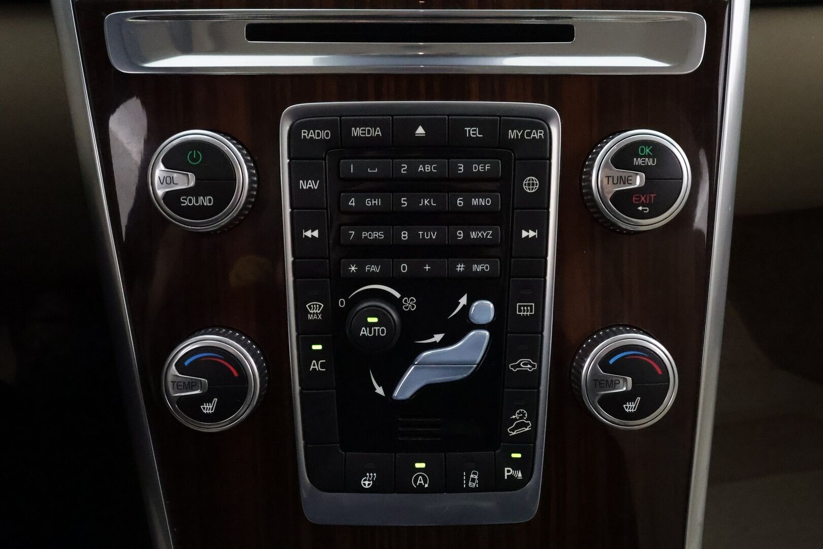 Volvo XC60 2016 D4 AWD Summum aut / Adapt.vak / Vetokoukku / Webasto / Muistipenkki / Huippuvarusteltu! - Merkkihuollettu / Jakopää vaihdettu / Ilman AD Blue järjestelmää / VOC / Aktiiviset kaarrevalot / 