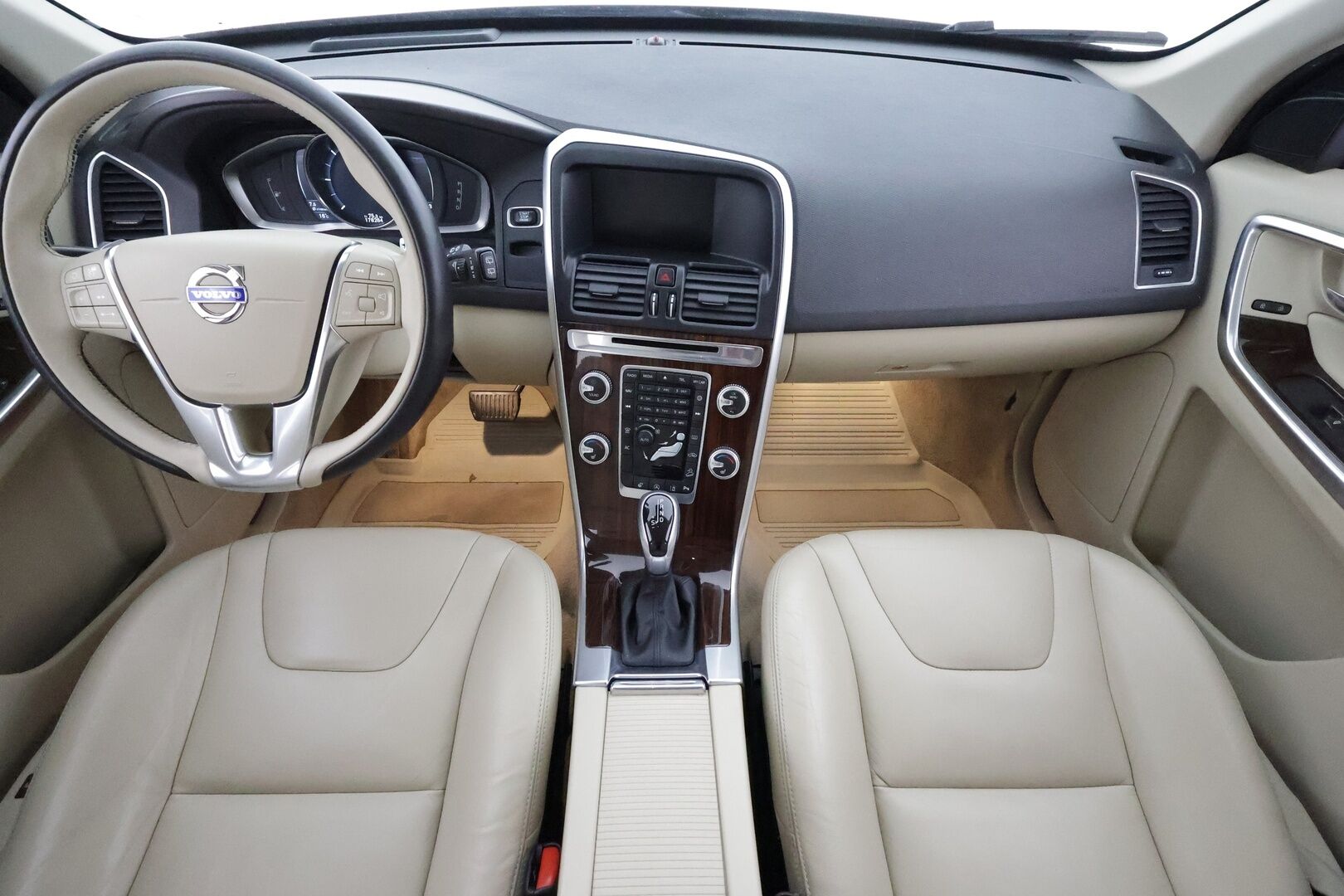 Volvo XC60 2016 D4 AWD Summum aut / Adapt.vak / Vetokoukku / Webasto / Muistipenkki / Huippuvarusteltu! - Merkkihuollettu / Jakopää vaihdettu / Ilman AD Blue järjestelmää / VOC / Aktiiviset kaarrevalot / 