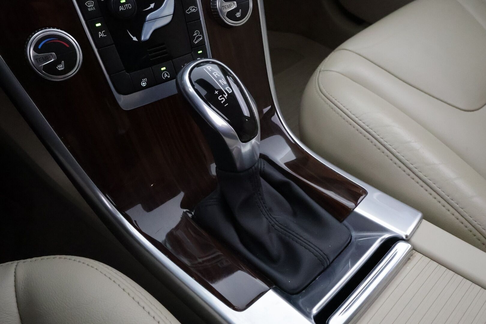 Volvo XC60 2016 D4 AWD Summum aut / Adapt.vak / Vetokoukku / Webasto / Muistipenkki / Huippuvarusteltu! - Merkkihuollettu / Jakopää vaihdettu / Ilman AD Blue järjestelmää / VOC / Aktiiviset kaarrevalot / 