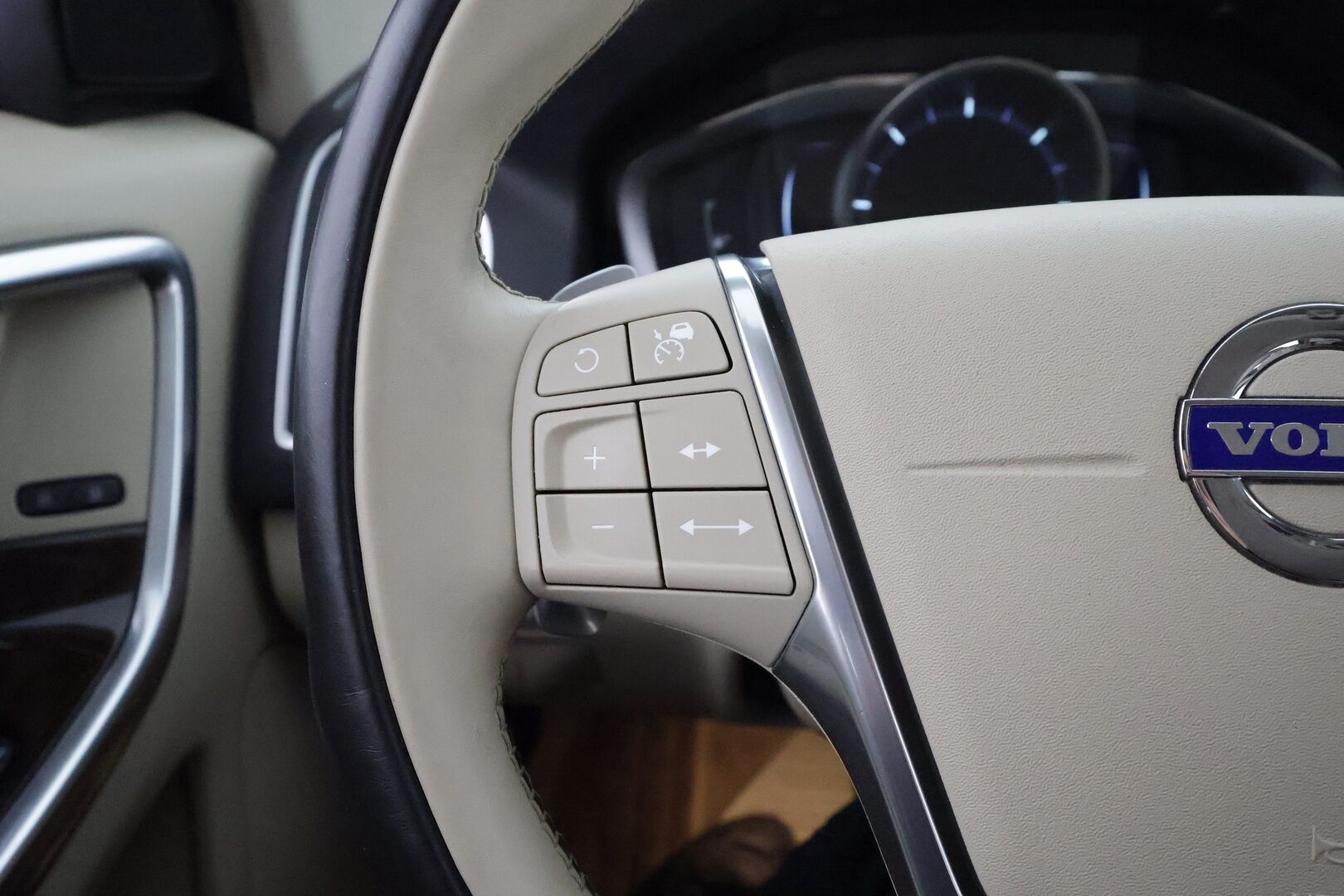 Volvo XC60 2016 D4 AWD Summum aut / Adapt.vak / Vetokoukku / Webasto / Muistipenkki / Huippuvarusteltu! - Merkkihuollettu / Jakopää vaihdettu / Ilman AD Blue järjestelmää / VOC / Aktiiviset kaarrevalot / 