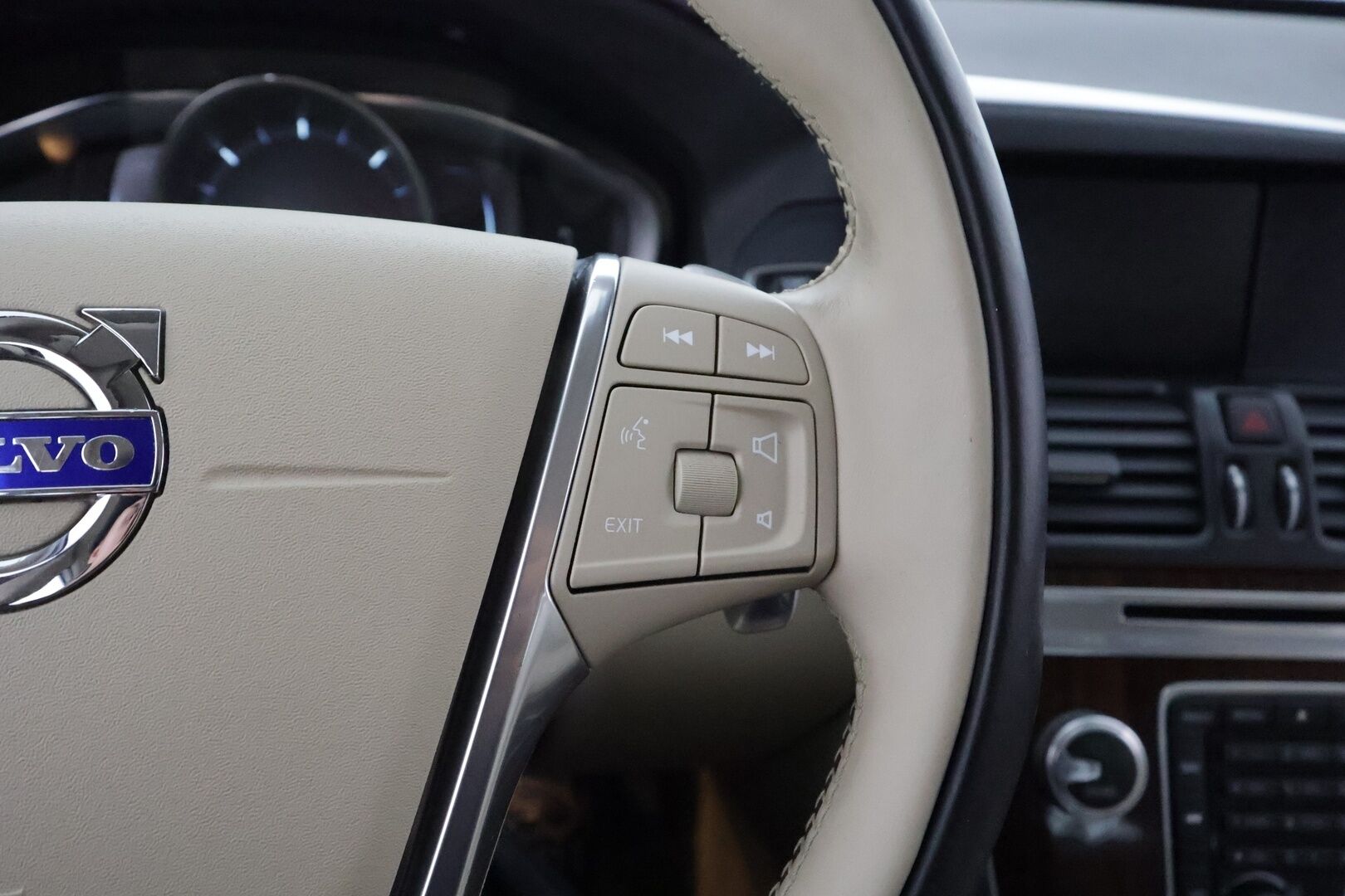 Volvo XC60 2016 D4 AWD Summum aut / Adapt.vak / Vetokoukku / Webasto / Muistipenkki / Huippuvarusteltu! - Merkkihuollettu / Jakopää vaihdettu / Ilman AD Blue järjestelmää / VOC / Aktiiviset kaarrevalot / 