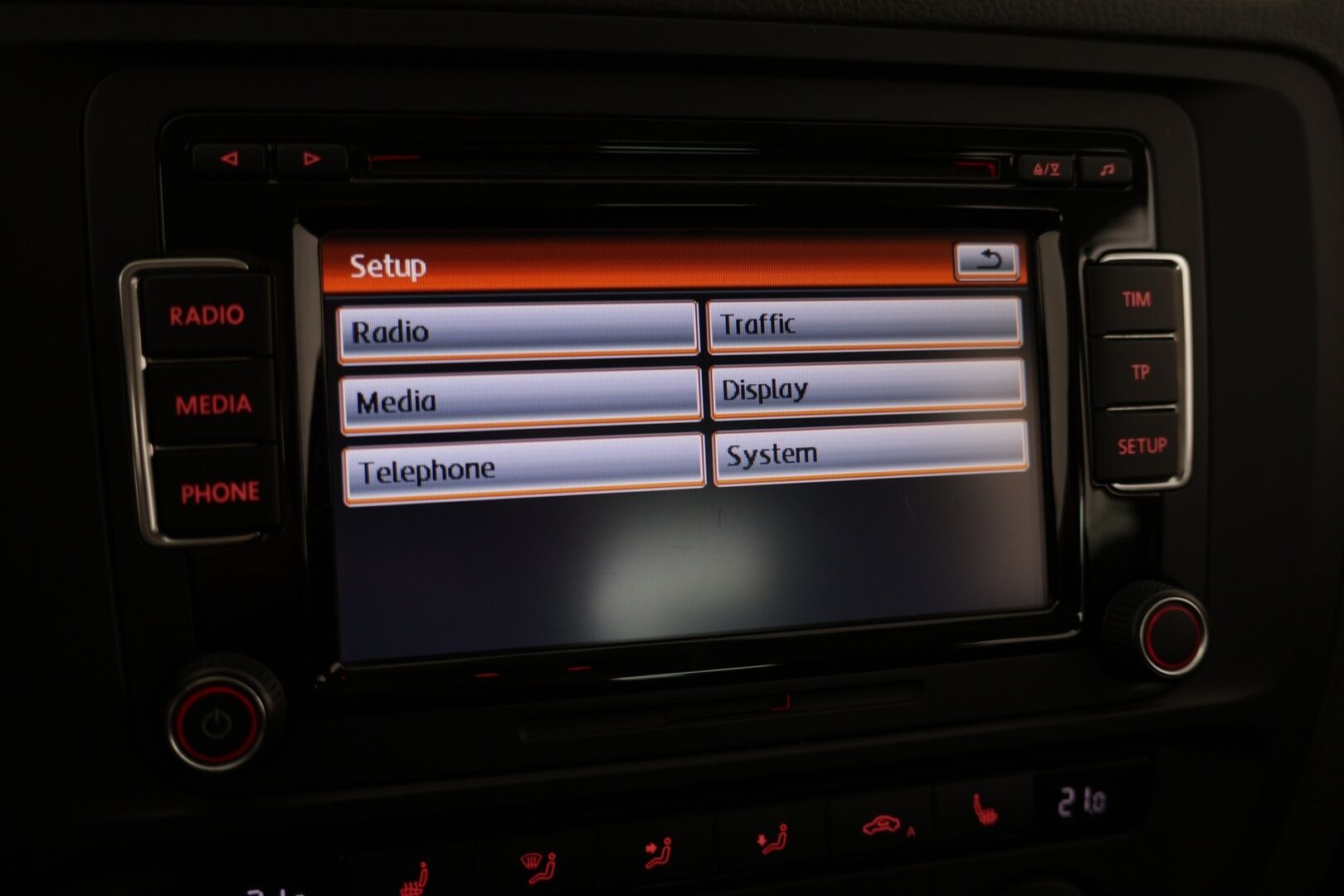 Volkswagen Jetta 2015 Comfort 1,2 TSI 77 kW (105 hv) BlueMotion Technology / Suomi-auto / Hyvät nastat talveksi / Lohkolämmitin + sisäpistoke / Vakionopeudensäädin - Kattavat varusteet / Siisti yksilö / Hyvä käyttöauto - HULLUT AVAJAISHULINAT KORKOTARJOUS 3,29 %