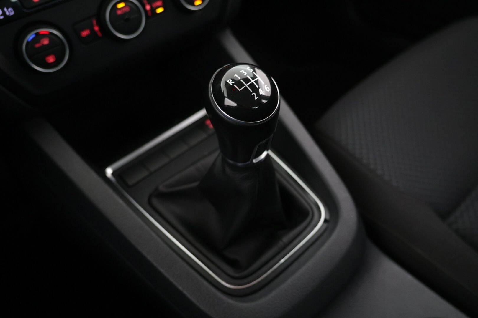 Volkswagen Jetta 2015 Comfort 1,2 TSI 77 kW (105 hv) BlueMotion Technology / Suomi-auto / Hyvät nastat talveksi / Lohkolämmitin + sisäpistoke / Vakionopeudensäädin - Kattavat varusteet / Siisti yksilö / Hyvä käyttöauto - HULLUT AVAJAISHULINAT KORKOTARJOUS 3,29 %