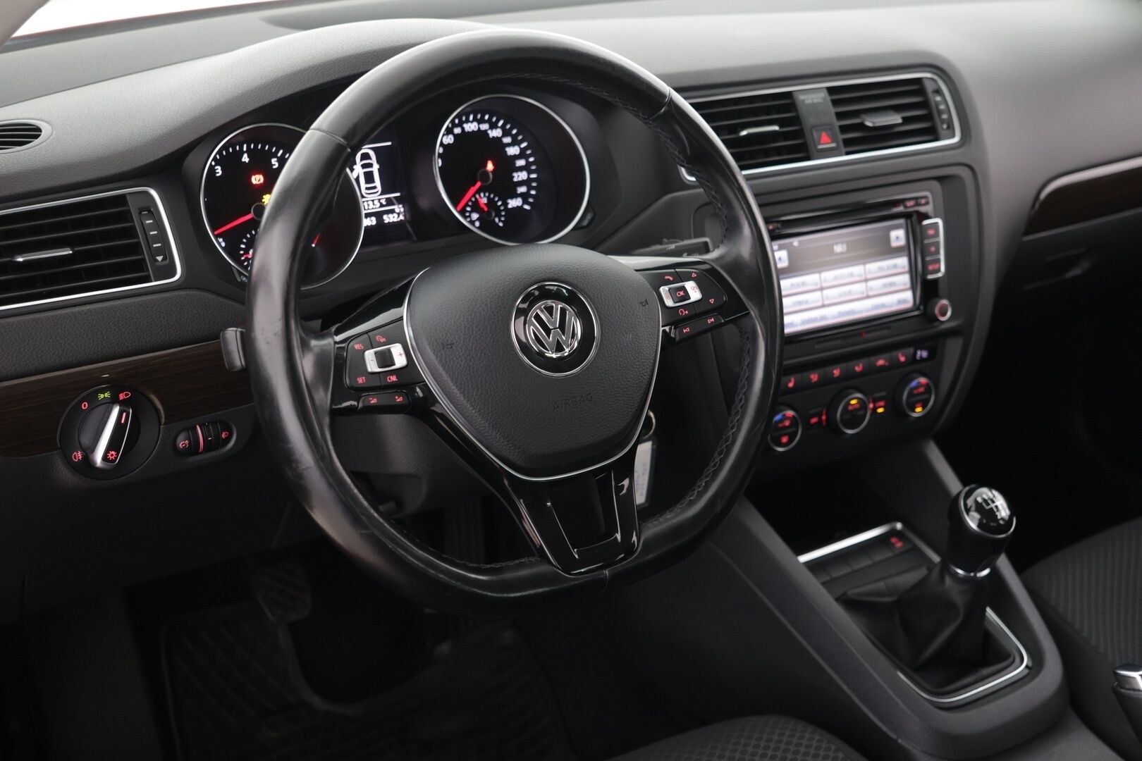 Volkswagen Jetta 2015 Comfort 1,2 TSI 77 kW (105 hv) BlueMotion Technology / Suomi-auto / Hyvät nastat talveksi / Lohkolämmitin + sisäpistoke / Vakionopeudensäädin - Kattavat varusteet / Siisti yksilö / Hyvä käyttöauto