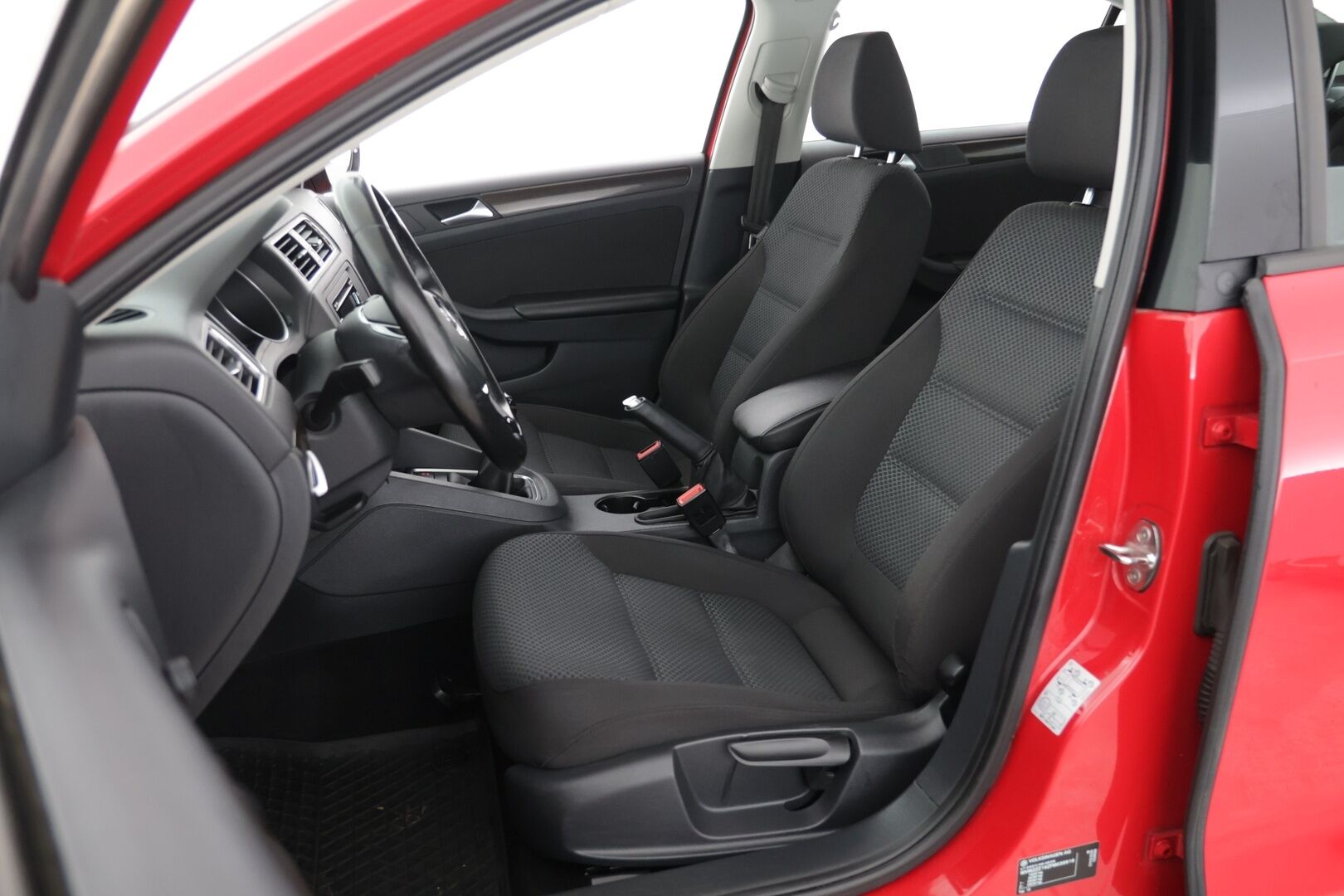 Volkswagen Jetta 2015 Comfort 1,2 TSI 77 kW (105 hv) BlueMotion Technology / Suomi-auto / Hyvät nastat talveksi / Lohkolämmitin + sisäpistoke / Vakionopeudensäädin - Kattavat varusteet / Siisti yksilö / Hyvä käyttöauto