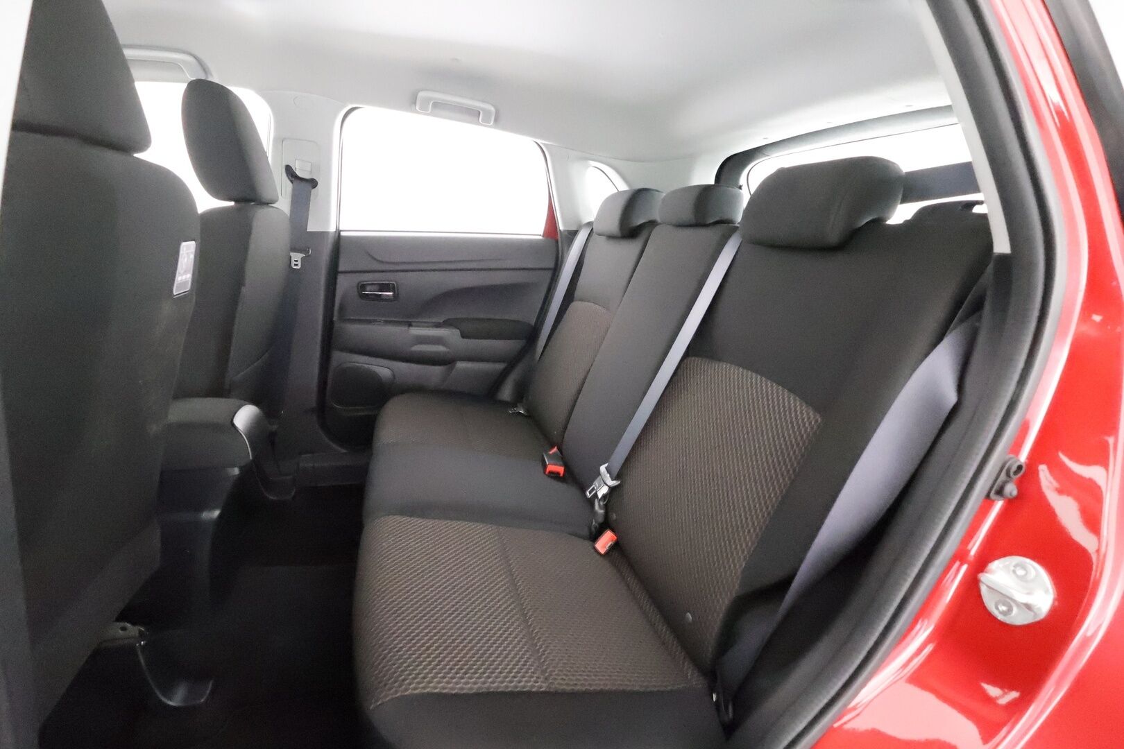 Mitsubishi ASX 2015 1,6 MIVEC Invite 5MT - | Vakkari | Koukku | Lohkolämmitin+sisälämmitin | Aut. ilmastointi | USB-liitäntä | Penkinlämmittimet | 2x renkaat aluin | Huoltokirja | Suomiauto | 