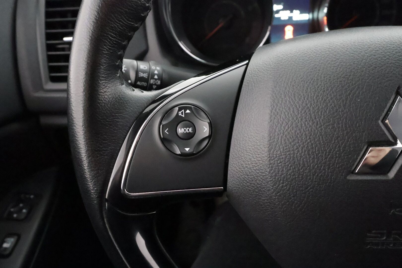 Mitsubishi ASX 2015 1,6 MIVEC Invite 5MT - | Vakkari | Koukku | Lohkolämmitin+sisälämmitin | Aut. ilmastointi | USB-liitäntä | Penkinlämmittimet | 2x renkaat aluin | Huoltokirja | Suomiauto | 