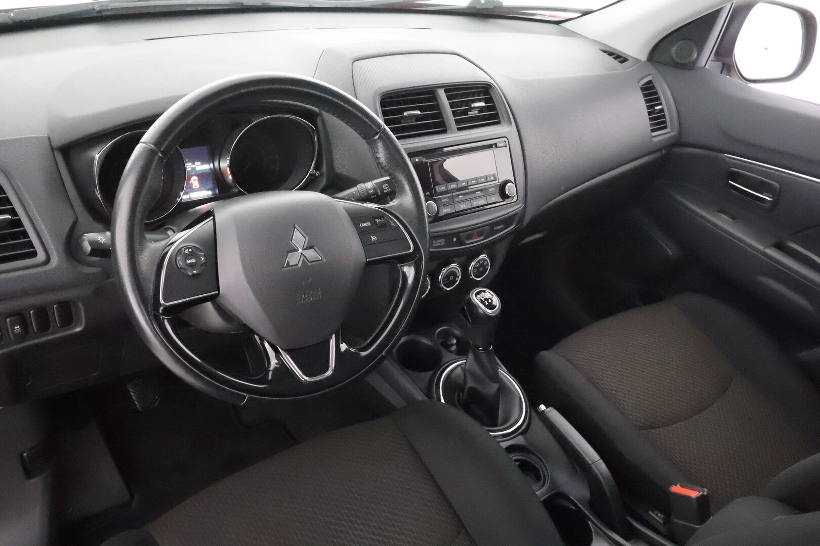 Mitsubishi ASX 2015 1,6 MIVEC Invite 5MT - | Vakkari | Koukku | Lohkolämmitin+sisälämmitin | Aut. ilmastointi | USB-liitäntä | Penkinlämmittimet | 2x renkaat aluin | Huoltokirja | Suomiauto | 