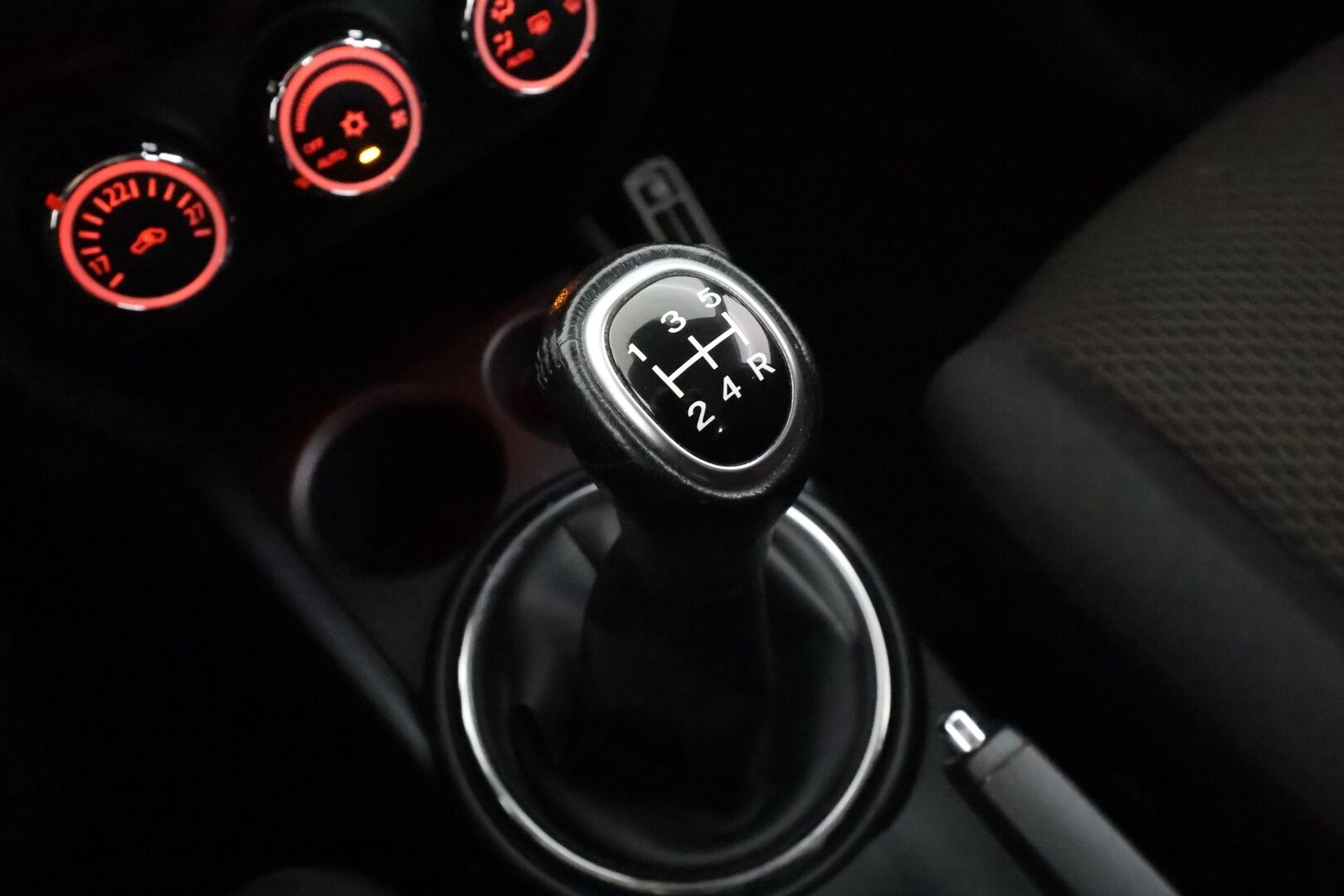 Mitsubishi ASX 2015 1,6 MIVEC Invite 5MT - | Vakkari | Koukku | Lohkolämmitin+sisälämmitin | Aut. ilmastointi | USB-liitäntä | Penkinlämmittimet | 2x renkaat aluin | Huoltokirja | Suomiauto | 