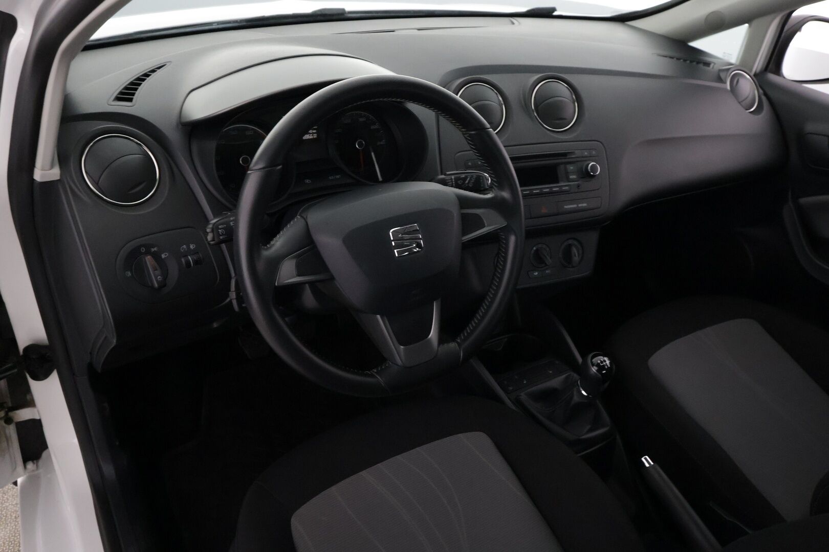 Seat Ibiza 2015 1,2 TSI 85 Style - | Vakkari | Ilmastointi | Huoltokirja | AUX -liitäntä | Penkinlämmittimet | Lohkolämmitin sisäpistokkeella | 2x renkaat | 