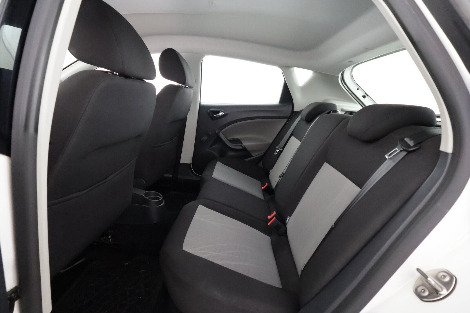 Seat Ibiza 2015 1,2 TSI 85 Style - | Vakkari | Ilmastointi | Huoltokirja | AUX -liitäntä | Penkinlämmittimet | Lohkolämmitin sisäpistokkeella | 2x renkaat | 