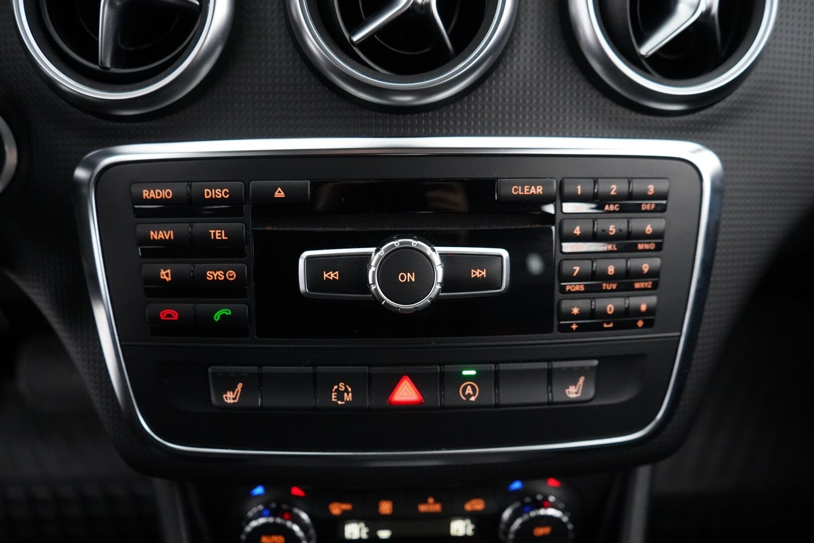 Mercedes-Benz A 2015 180 BE A Summer Edition - Kamera | Moottorinlämmitin | Osanahat ja sporttipenkit | Suomi auto | Kahdet renkaat aluvantein | Säntilliset huollot 