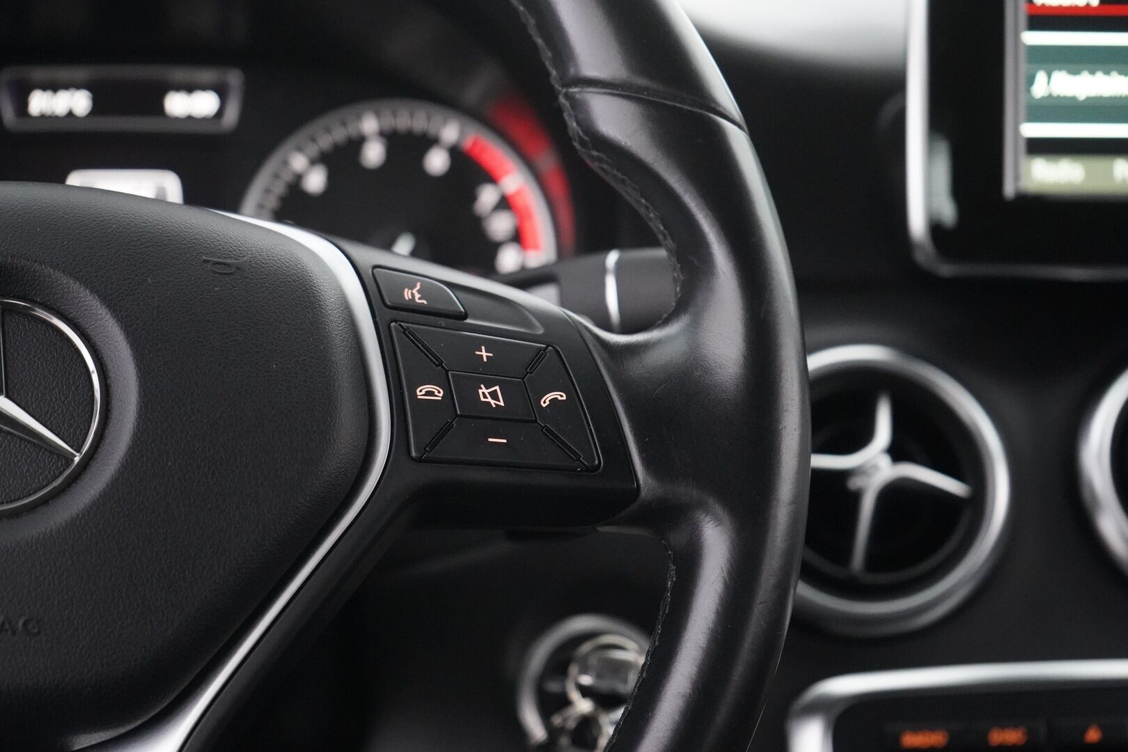 Mercedes-Benz A 2015 180 BE A Summer Edition - Kamera | Moottorinlämmitin | Osanahat ja sporttipenkit | Suomi auto | Kahdet renkaat aluvantein | Säntilliset huollot 