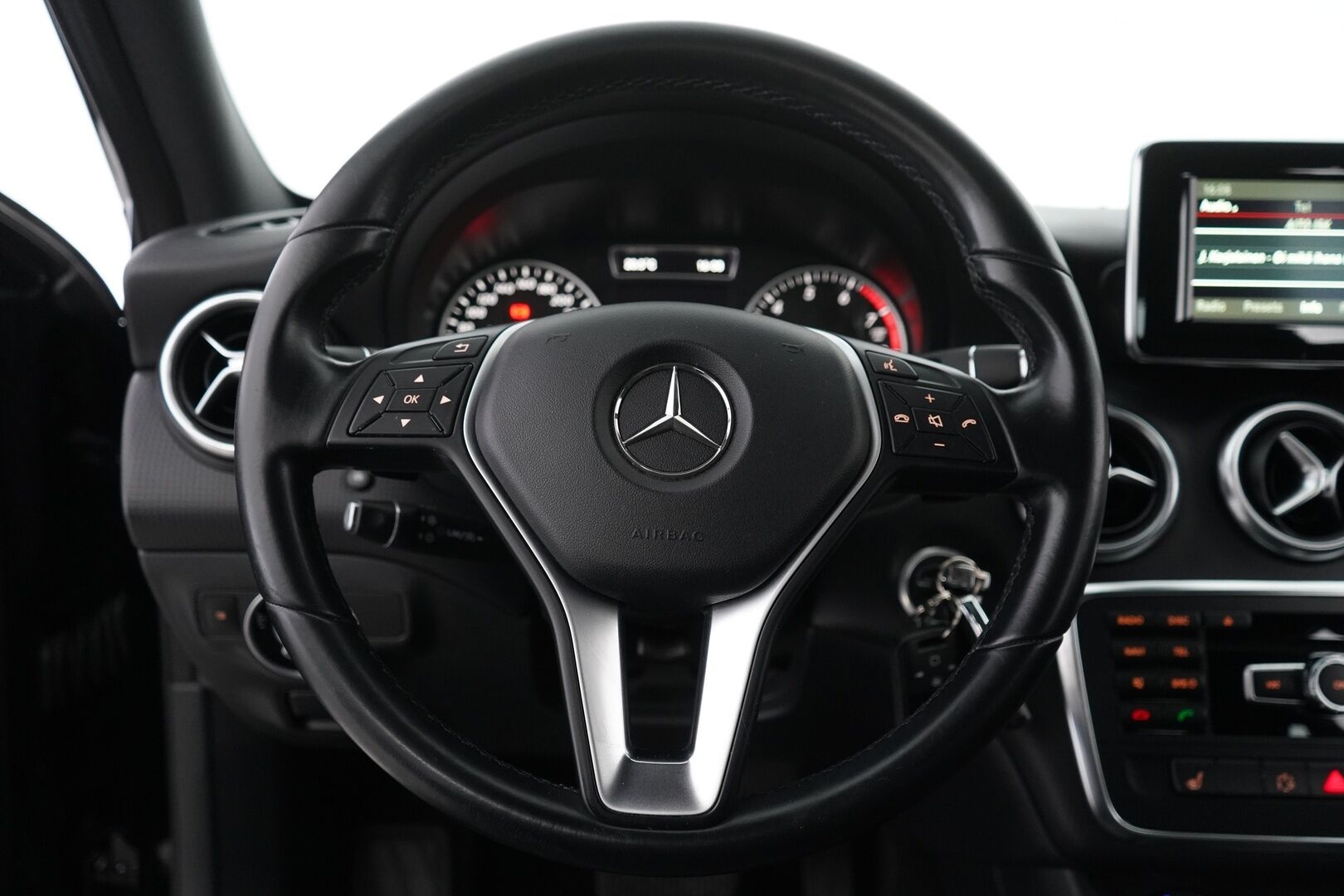 Mercedes-Benz A 2015 180 BE A Summer Edition - Kamera | Moottorinlämmitin | Osanahat ja sporttipenkit | Suomi auto | Kahdet renkaat aluvantein | Säntilliset huollot 