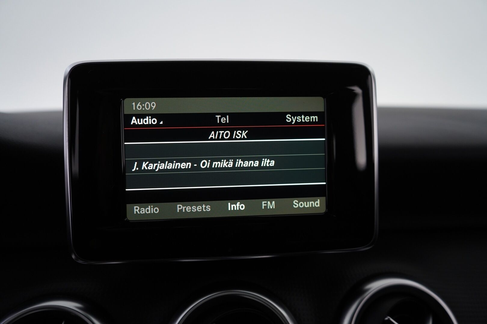Mercedes-Benz A 2015 180 BE A Summer Edition - Kamera | Moottorinlämmitin | Osanahat ja sporttipenkit | Suomi auto | Kahdet renkaat aluvantein | Säntilliset huollot 