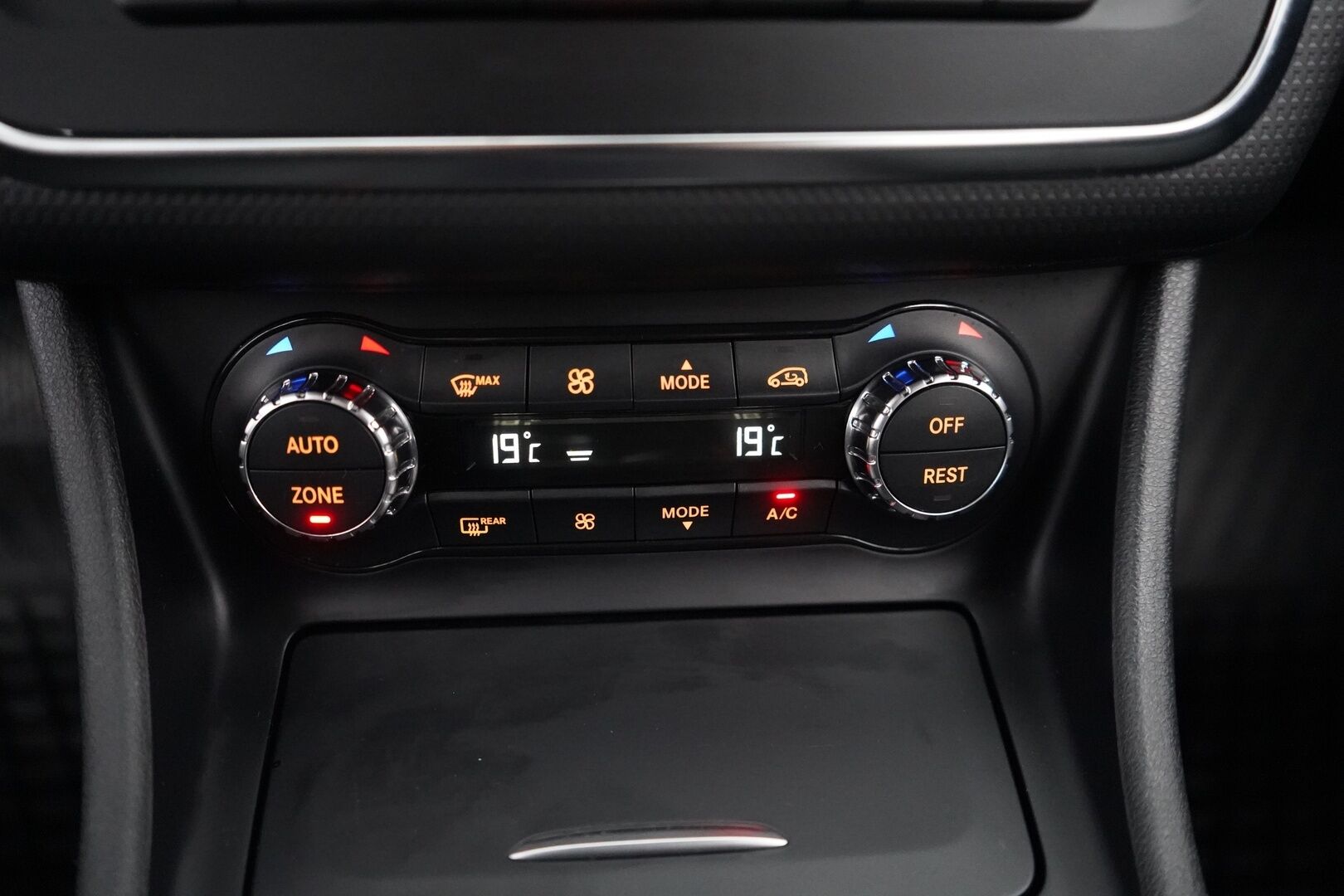 Mercedes-Benz A 2015 180 BE A Summer Edition - Kamera | Moottorinlämmitin | Osanahat ja sporttipenkit | Suomi auto | Kahdet renkaat aluvantein | Säntilliset huollot 