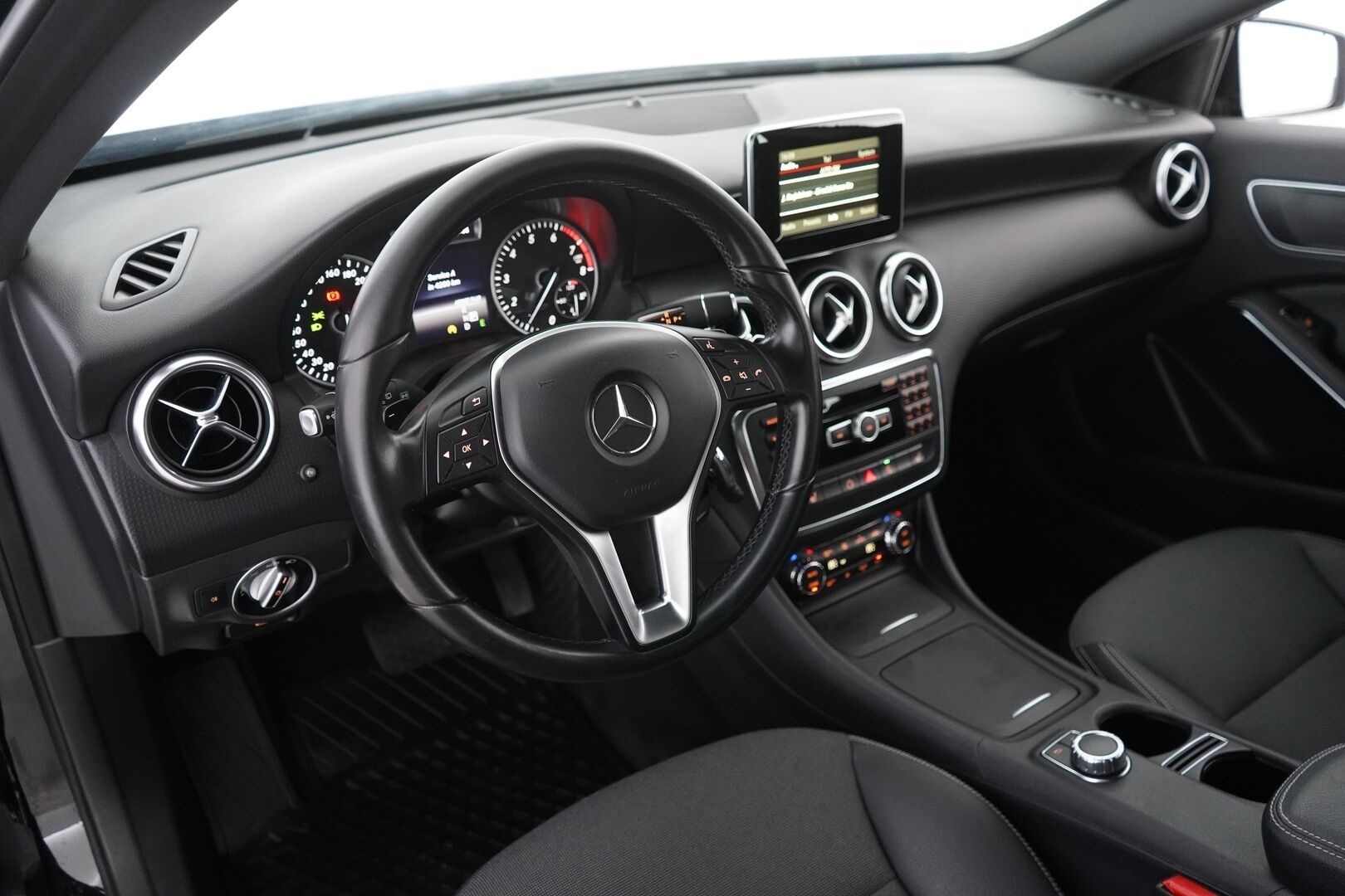 Mercedes-Benz A 2015 180 BE A Summer Edition - Kamera | Moottorinlämmitin | Osanahat ja sporttipenkit | Suomi auto | Kahdet renkaat aluvantein | Säntilliset huollot 
