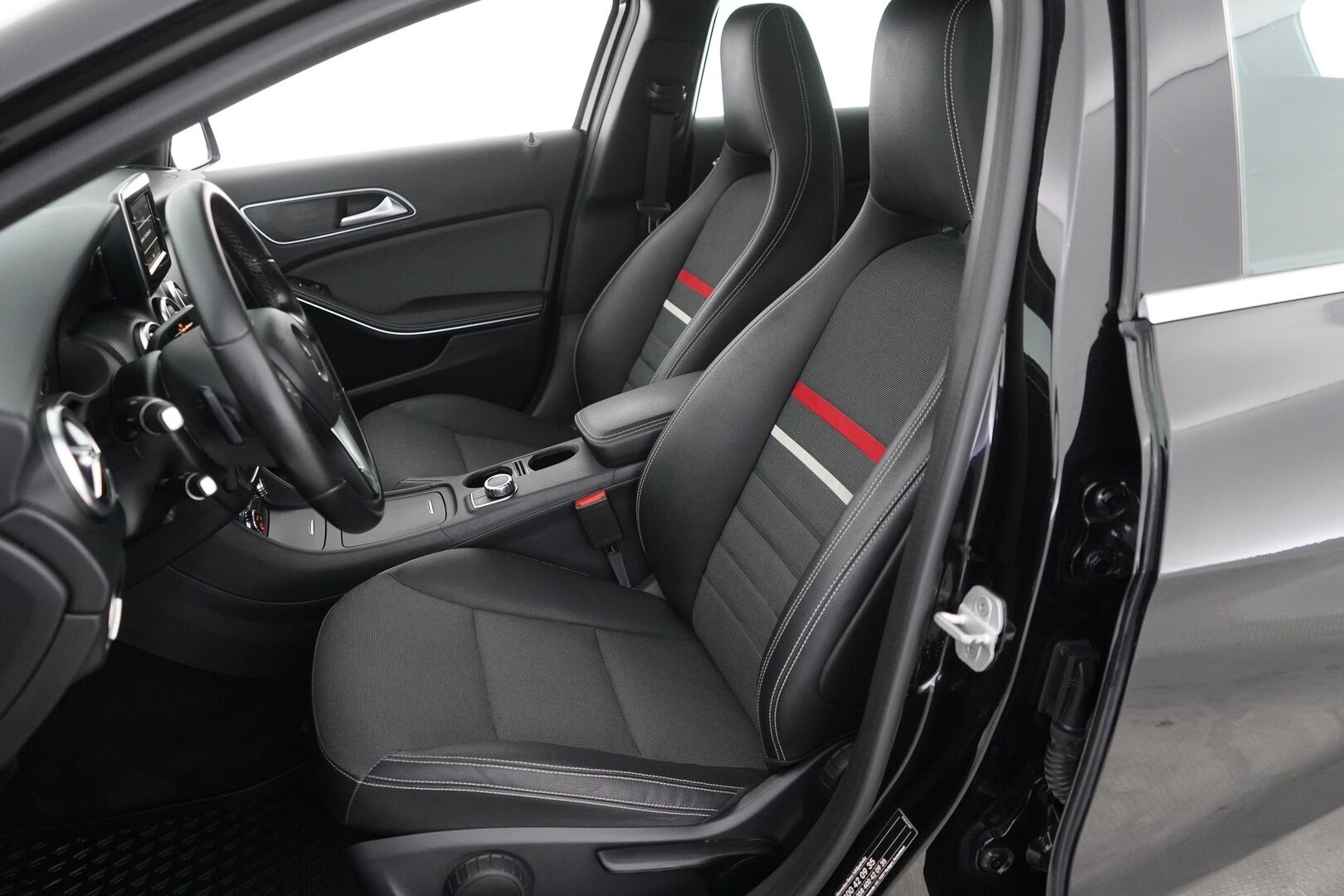 Mercedes-Benz A 2015 180 BE A Summer Edition - Kamera | Moottorinlämmitin | Osanahat ja sporttipenkit | Suomi auto | Kahdet renkaat aluvantein | Säntilliset huollot 