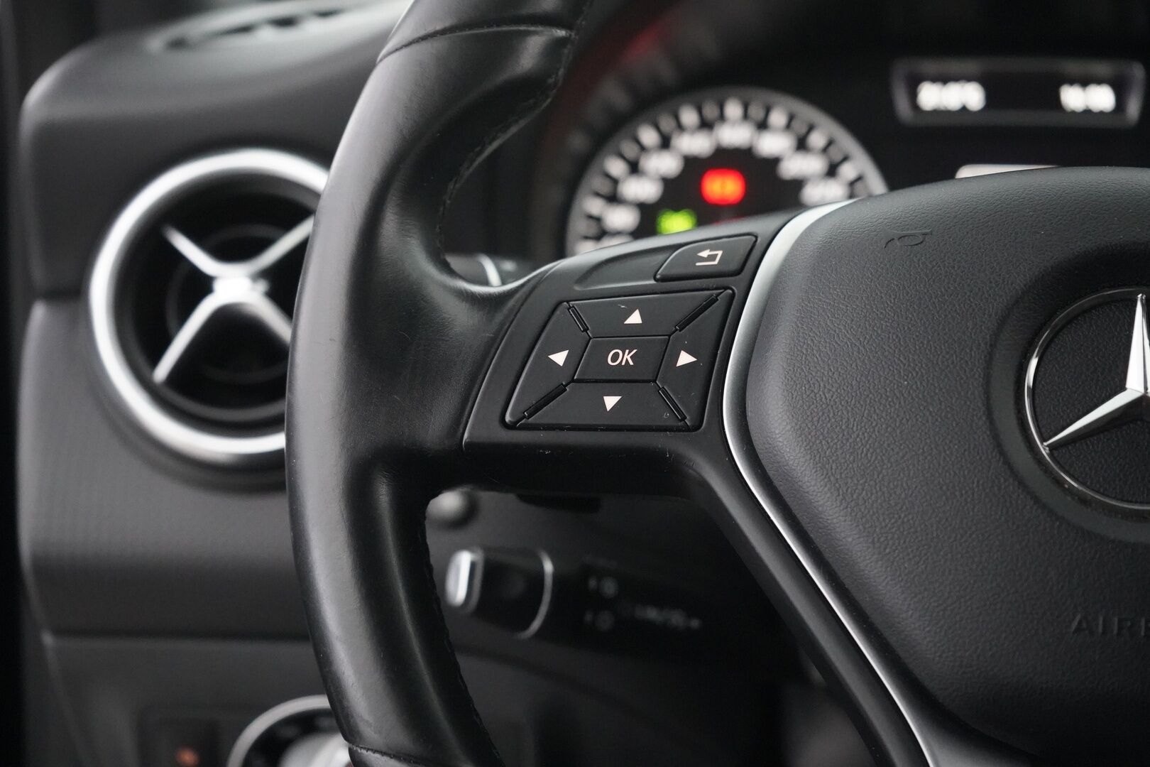 Mercedes-Benz A 2015 180 BE A Summer Edition - Kamera | Moottorinlämmitin | Osanahat ja sporttipenkit | Suomi auto | Kahdet renkaat aluvantein | Säntilliset huollot 
