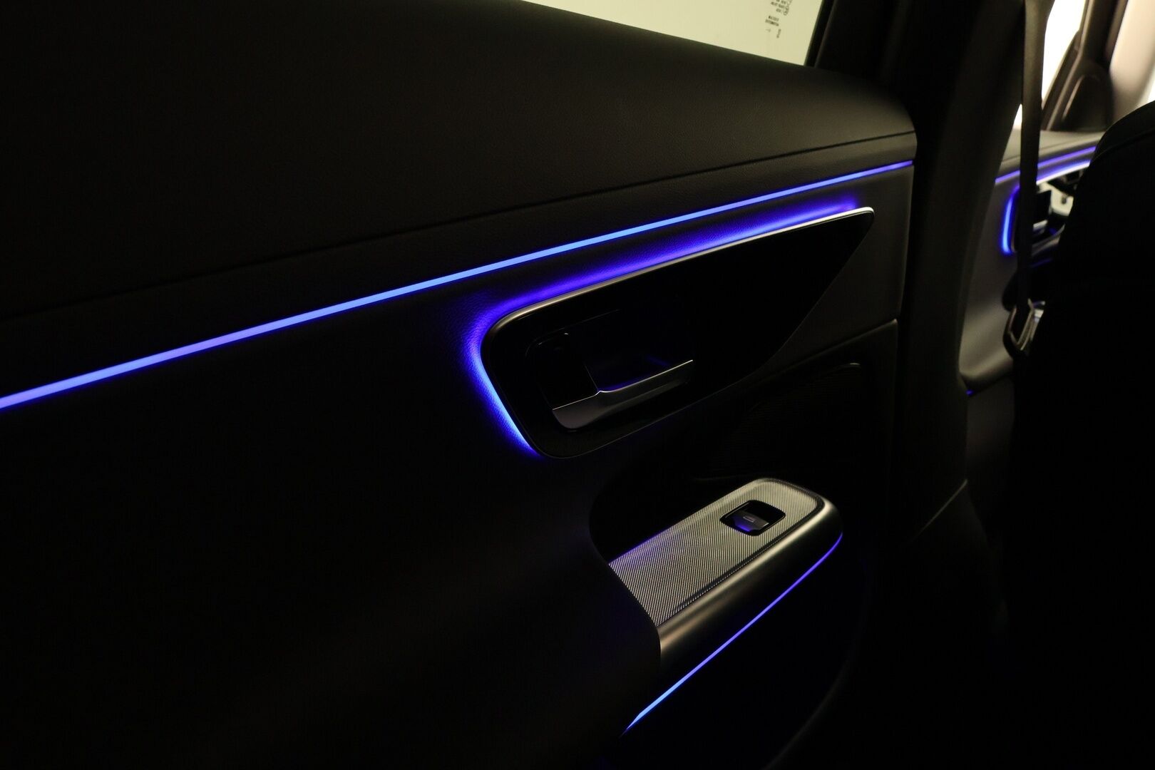 MERCEDES-BENZ E 2024 300 e T A Avantgarde - 2,99 % KORKOTARJOUS TÄHÄN AUTOON - Isolla akulla WLTP kantama jopa 103km! / Adapt. Vakkari / Koukku / P-kamera / LED High Perf. / KeylessGo / Lane Assist / 