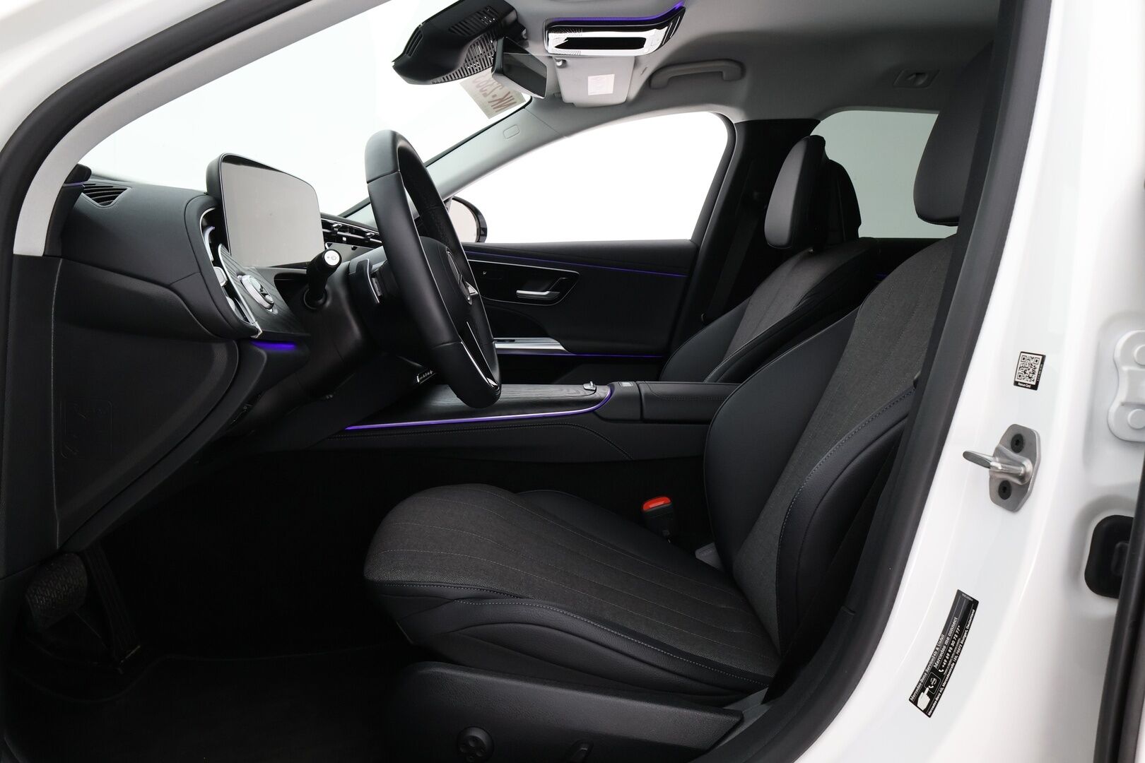 MERCEDES-BENZ E 2024 300 e T A Avantgarde - 2,99 % KORKOTARJOUS TÄHÄN AUTOON - Isolla akulla WLTP kantama jopa 103km! / Adapt. Vakkari / Koukku / P-kamera / LED High Perf. / KeylessGo / Lane Assist / 