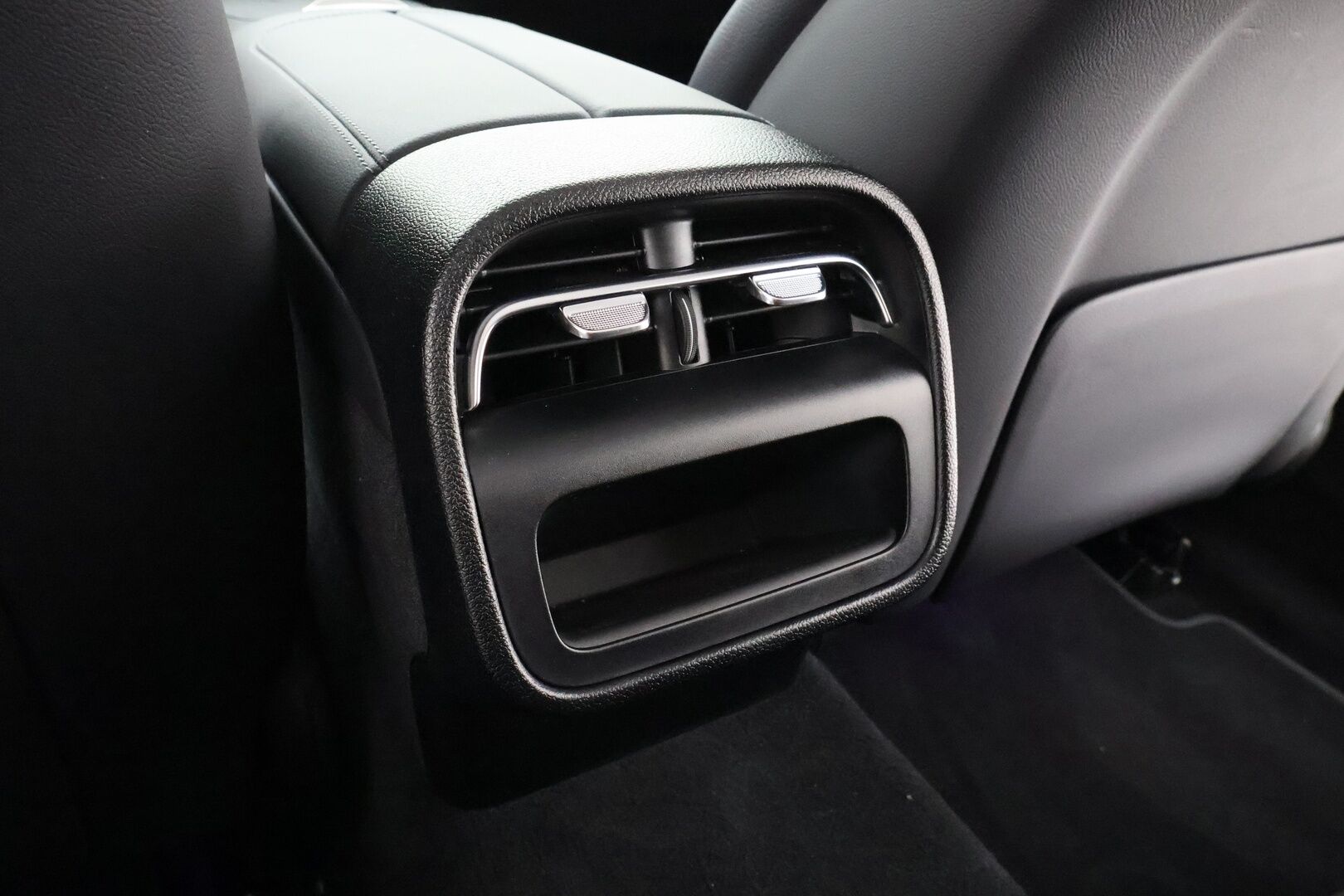 MERCEDES-BENZ E 2024 300 e T A Avantgarde - 2,99 % KORKOTARJOUS TÄHÄN AUTOON - Isolla akulla WLTP kantama jopa 103km! / Adapt. Vakkari / Koukku / P-kamera / LED High Perf. / KeylessGo / Lane Assist / 
