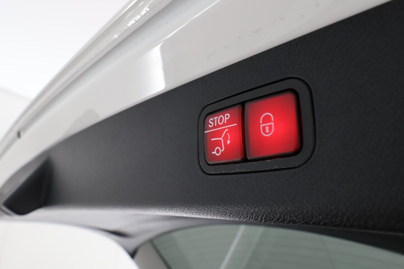 MERCEDES-BENZ E 2024 300 e T A Avantgarde - 2,99 % KORKOTARJOUS TÄHÄN AUTOON - Isolla akulla WLTP kantama jopa 103km! / Adapt. Vakkari / Koukku / P-kamera / LED High Perf. / KeylessGo / Lane Assist / 