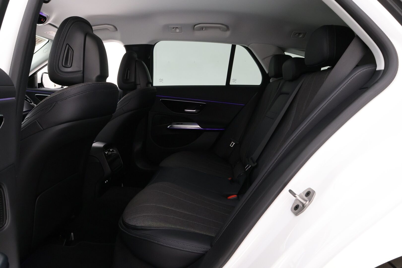 MERCEDES-BENZ E 2024 300 e T A Avantgarde - 2,99 % KORKOTARJOUS TÄHÄN AUTOON - Isolla akulla WLTP kantama jopa 103km! / Adapt. Vakkari / Koukku / P-kamera / LED High Perf. / KeylessGo / Lane Assist / 