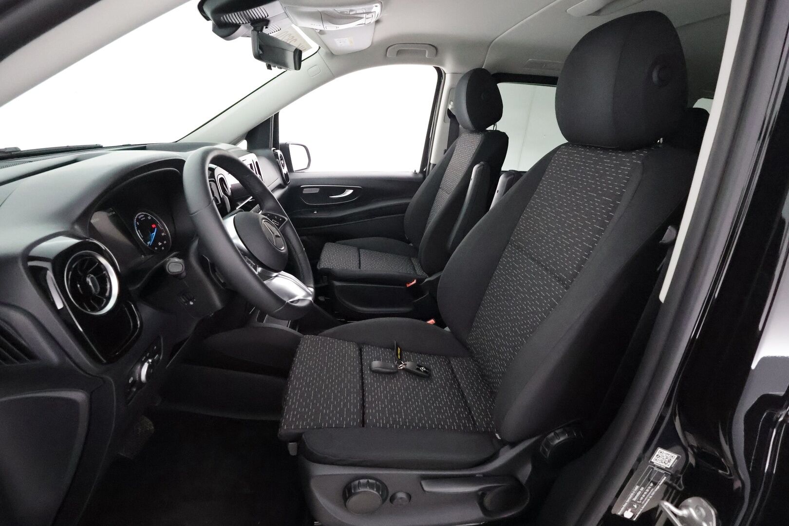 MERCEDES-BENZ VITO 2024 eVito Tourer 129 - 2,99 % KORKOTARJOUS TÄHÄN AUTOON - Facelift / ALV / 8 Paikkainen / Distronic / 360 Kamera / Multibeam LED / Kaistavahti / Navi / Apple&Android / Ratinlämmitin*