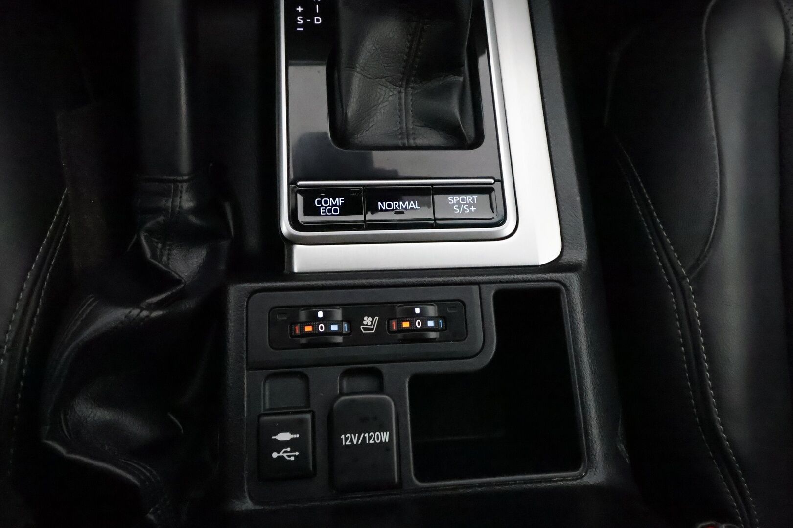 TOYOTA LAND CRUISER 2018 2.8 D-4D 4WD AUT PREMIUM *Webasto / 360 Kamera / ACC / Muistipenkki / Ilma-alusta / Keyless / Koukku / JBL / Nahat* - 2,99 % KORKOTARJOUS TÄHÄN AUTOON - Facelift / 2x Renkaat / Ökymaasturi