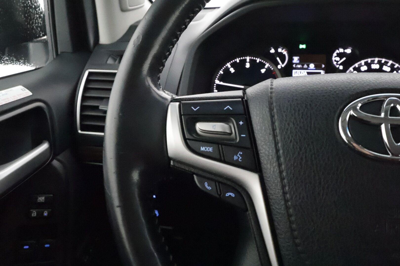 TOYOTA LAND CRUISER 2018 2.8 D-4D 4WD AUT PREMIUM *Webasto / 360 Kamera / ACC / Muistipenkki / Ilma-alusta / Keyless / Koukku / JBL / Nahat* - 2,99 % KORKOTARJOUS TÄHÄN AUTOON - Facelift / 2x Renkaat / Ökymaasturi