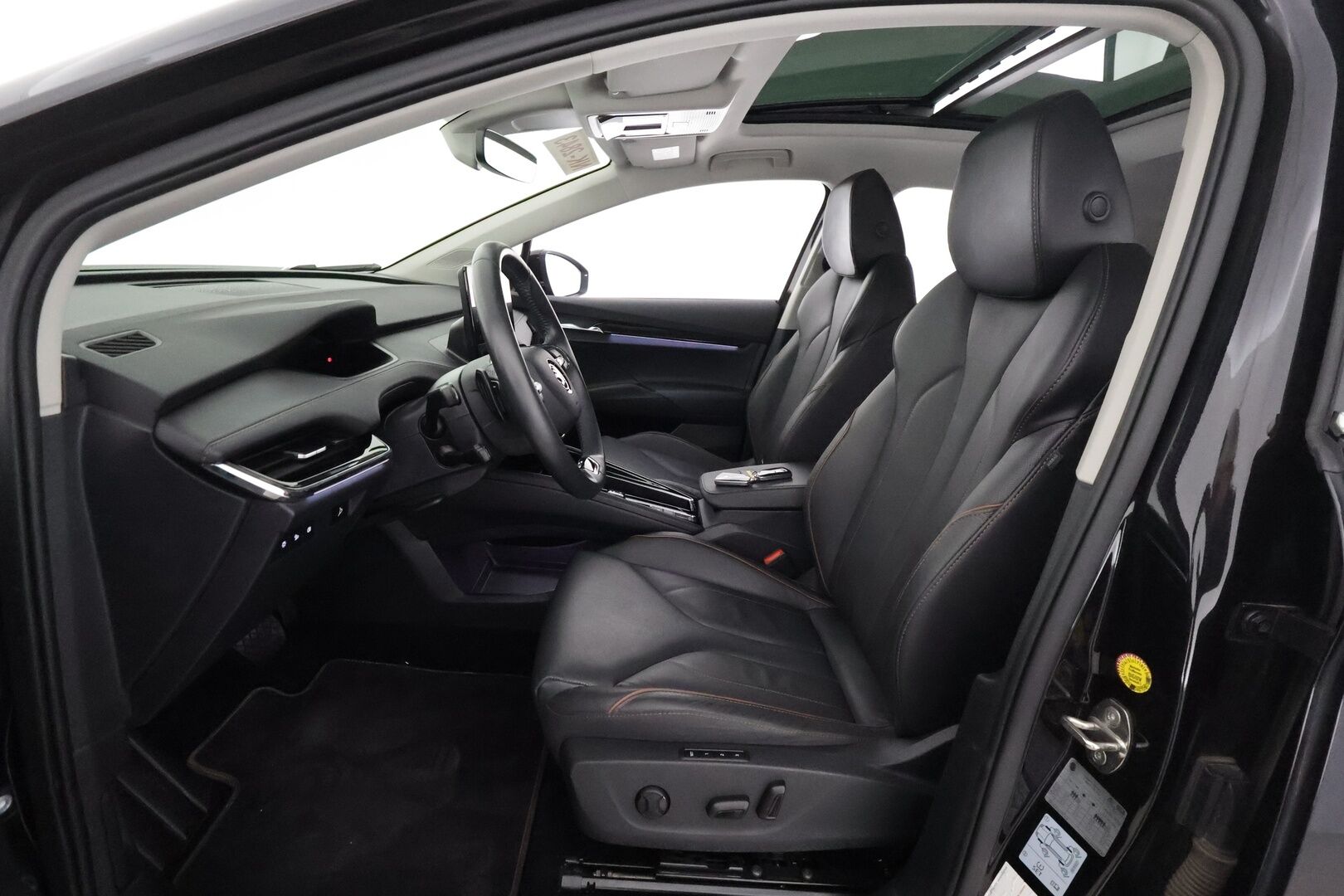 SKODA ENYAQ 2022 iV80 ** Panorama / Lämpöpumppu / Koukku / Matrix-LED / Adapt. Vakkari ** - 3,99 % KORKOTARJOUS TÄHÄN AUTOON - Kahdet renkaat!