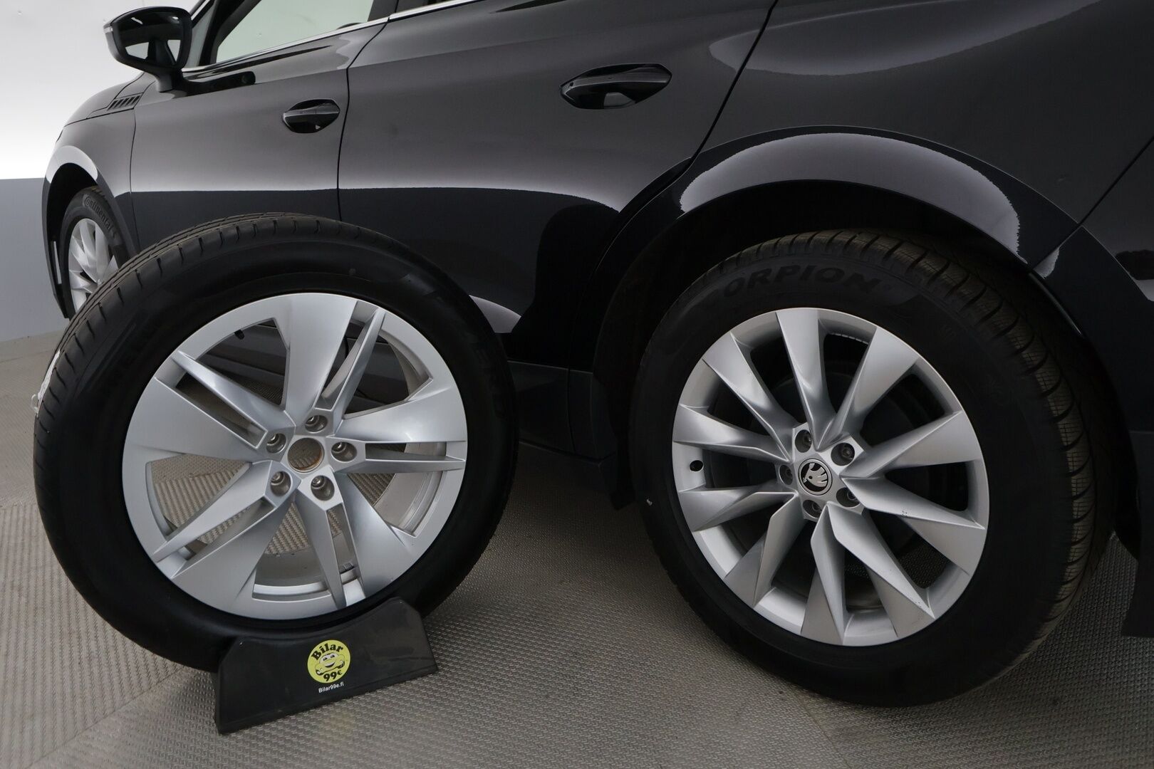 SKODA ENYAQ 2022 iV80 ** Panorama / Lämpöpumppu / Koukku / Matrix-LED / Adapt. Vakkari ** - 3,99 % KORKOTARJOUS TÄHÄN AUTOON - Kahdet renkaat!