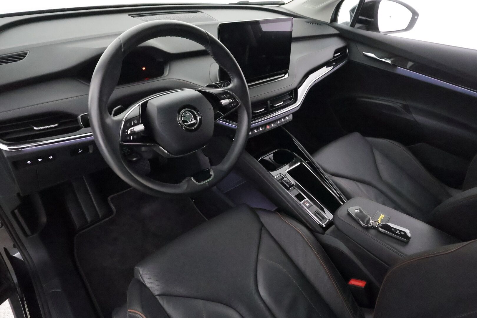 SKODA ENYAQ 2022 iV80 ** Panorama / Lämpöpumppu / Koukku / Matrix-LED / Adapt. Vakkari ** - 3,99 % KORKOTARJOUS TÄHÄN AUTOON - Kahdet renkaat!