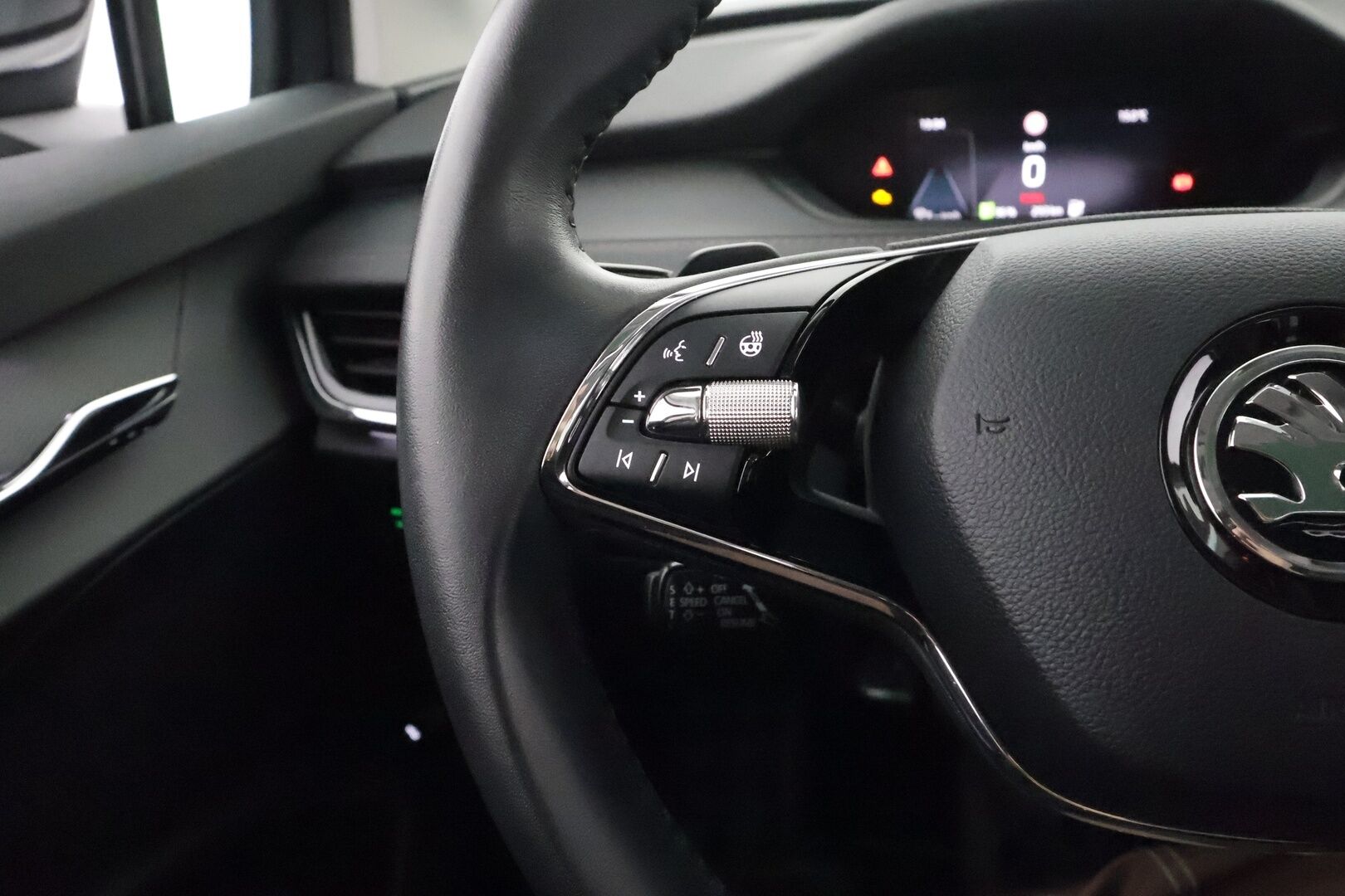 SKODA ENYAQ 2022 iV80 ** Panorama / Lämpöpumppu / Koukku / Matrix-LED / Adapt. Vakkari ** - 3,99 % KORKOTARJOUS TÄHÄN AUTOON - Kahdet renkaat!