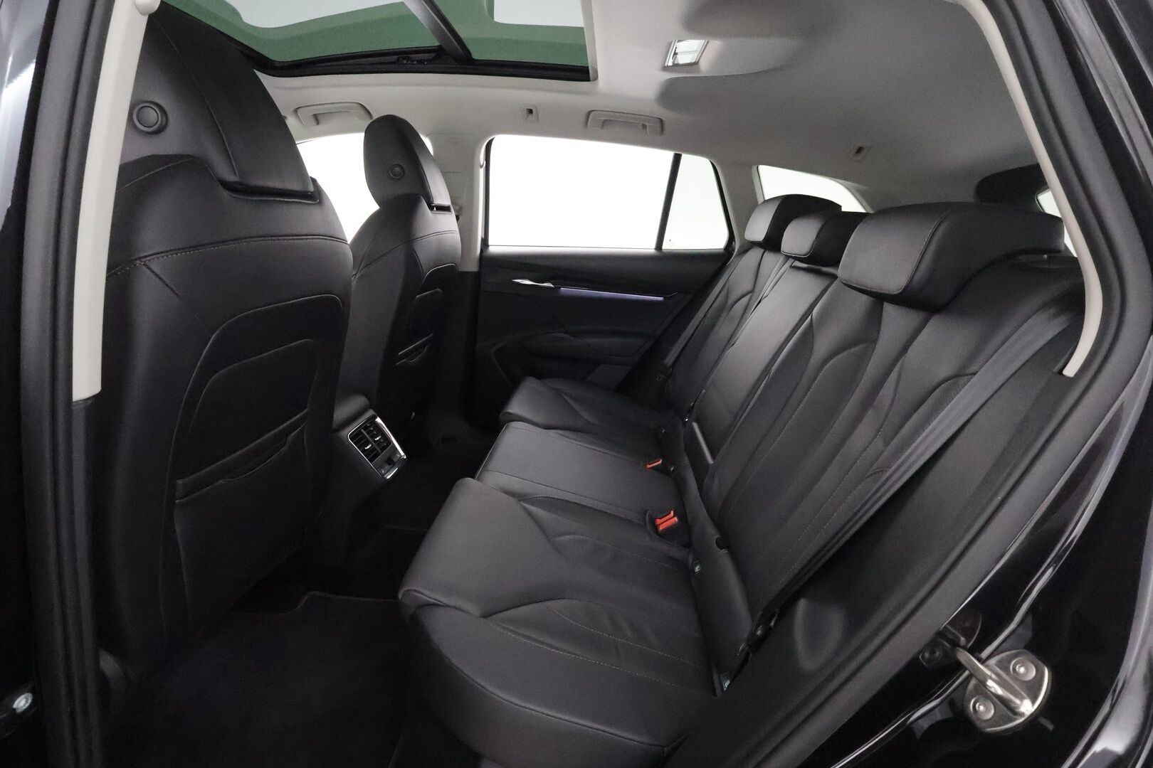 SKODA ENYAQ 2022 iV80 ** Panorama / Lämpöpumppu / Koukku / Matrix-LED / Adapt. Vakkari ** - 3,99 % KORKOTARJOUS TÄHÄN AUTOON - Kahdet renkaat!