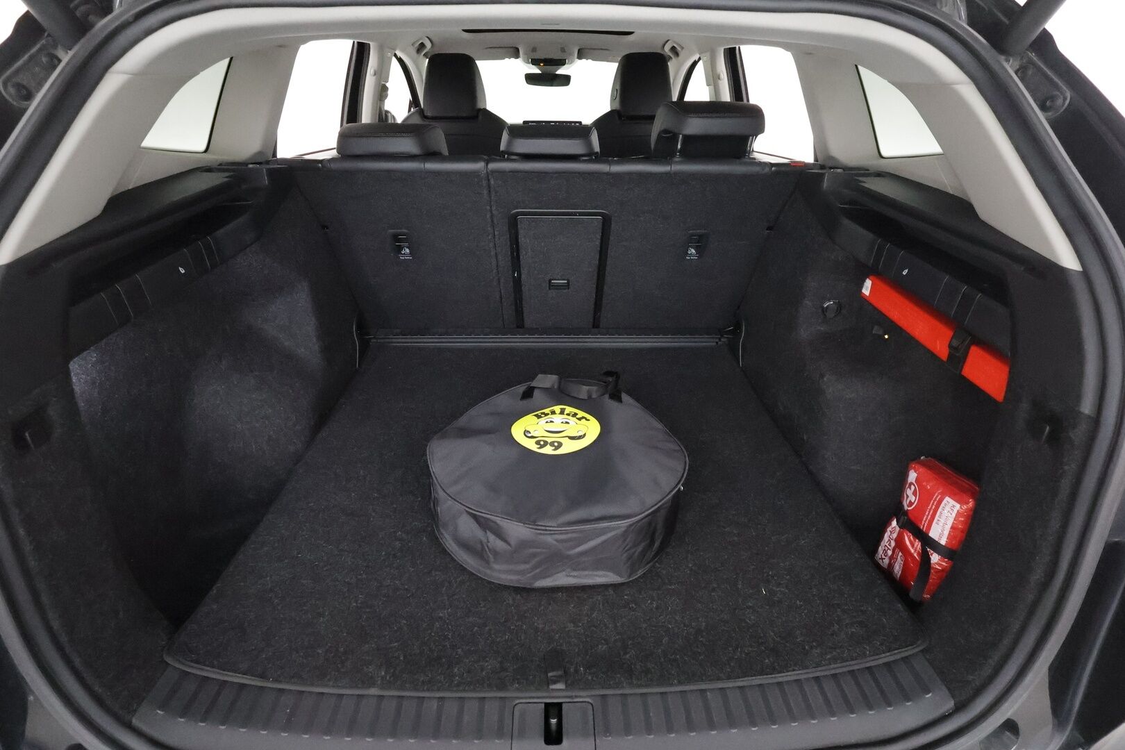 SKODA ENYAQ 2022 iV80 ** Panorama / Lämpöpumppu / Koukku / Matrix-LED / Adapt. Vakkari ** - 3,99 % KORKOTARJOUS TÄHÄN AUTOON - Kahdet renkaat!