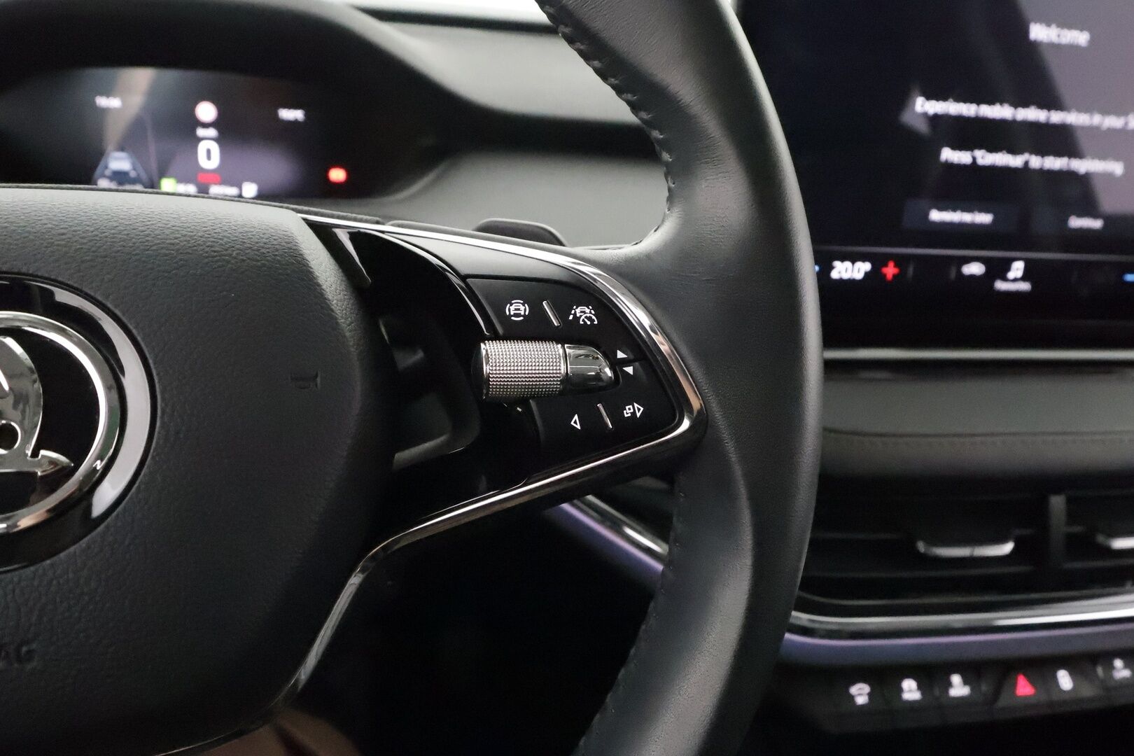 SKODA ENYAQ 2022 iV80 ** Panorama / Lämpöpumppu / Koukku / Matrix-LED / Adapt. Vakkari ** - 3,99 % KORKOTARJOUS TÄHÄN AUTOON - Kahdet renkaat!
